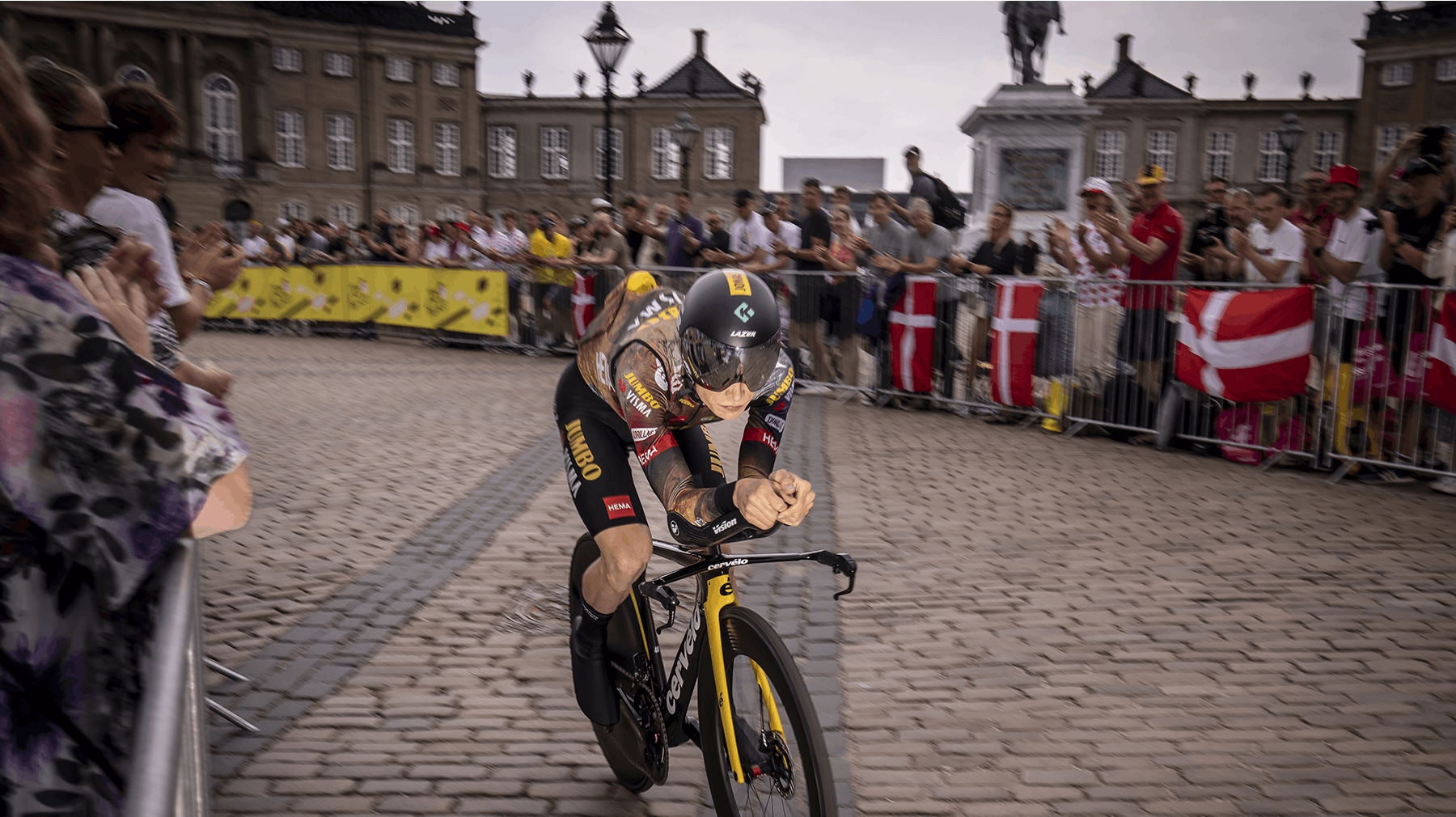 Jonas Vingegaard (Jumbo-Wisma) på Amalienborg Slotsplads.