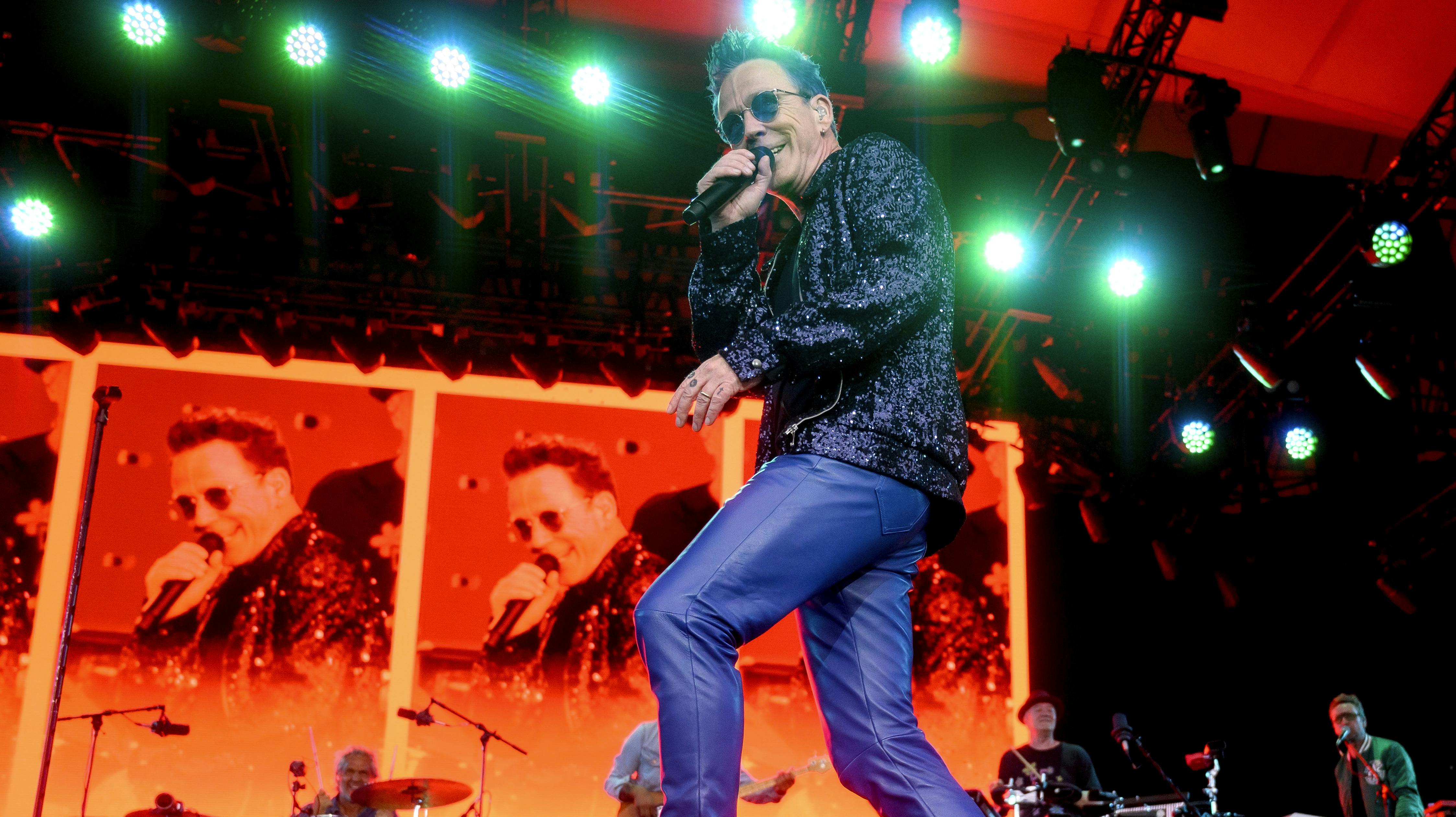 Thomas Helmig på Orange Scene under Roskilde Festival fredag den 01. juli 2022. 