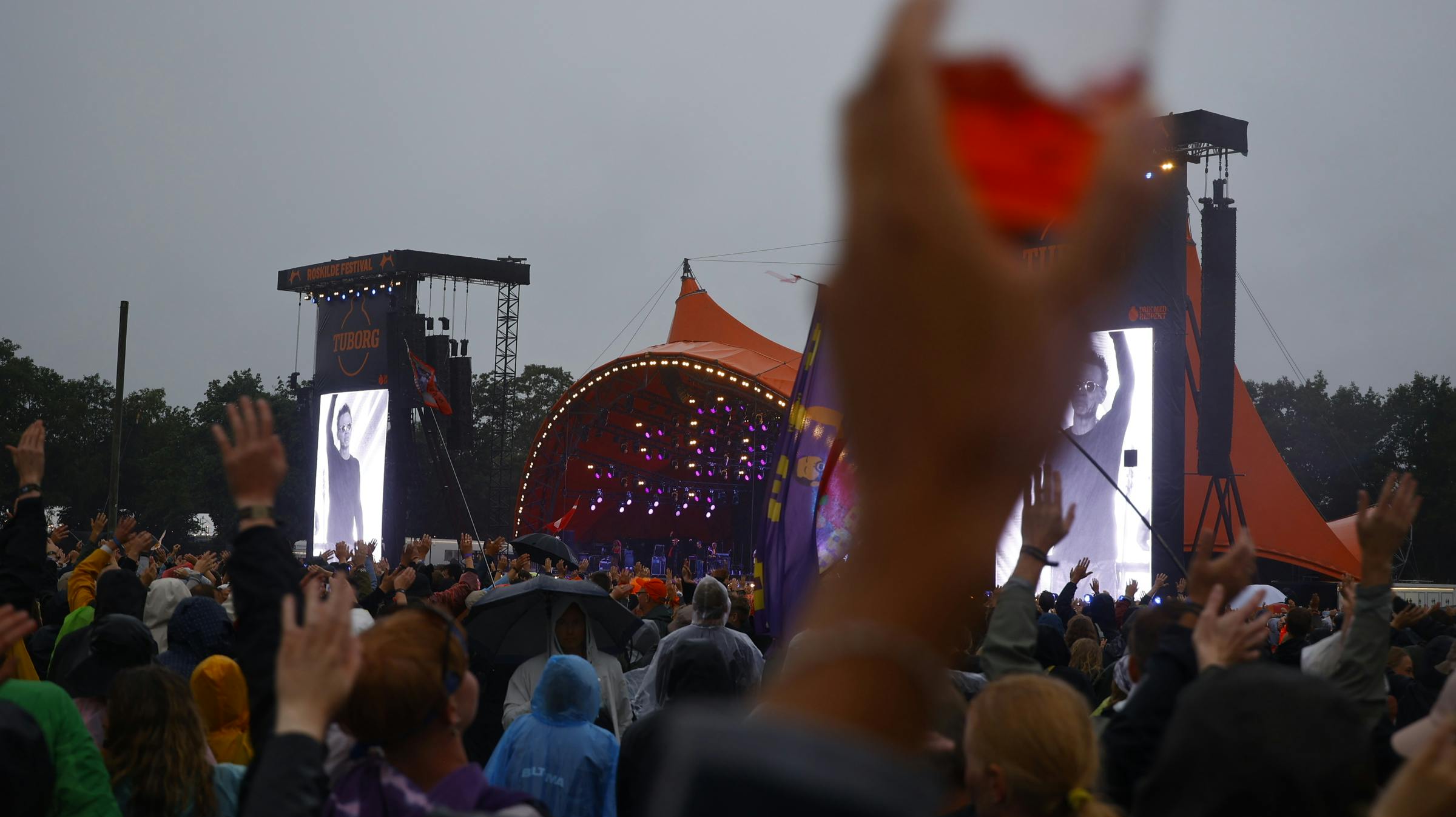 Der var godt fyldt op med mennesker, da Thomas Helmig indtog den ikoniske Orange Scene på dette års Roskilde Festival.