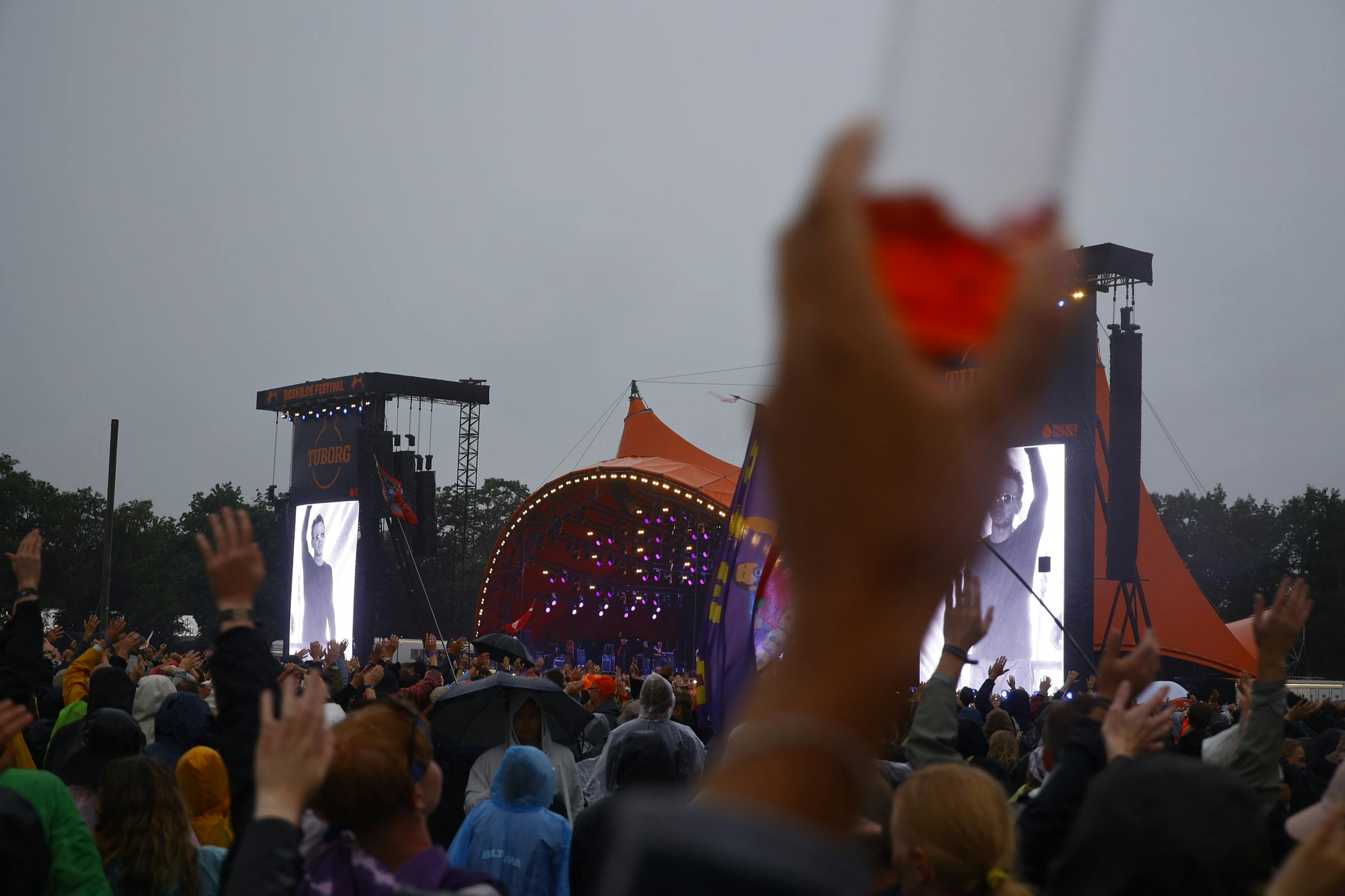 Roskildegæsterne trodsede regnen for at se Thomas Helmig brage hits af på Orange Scene. 
