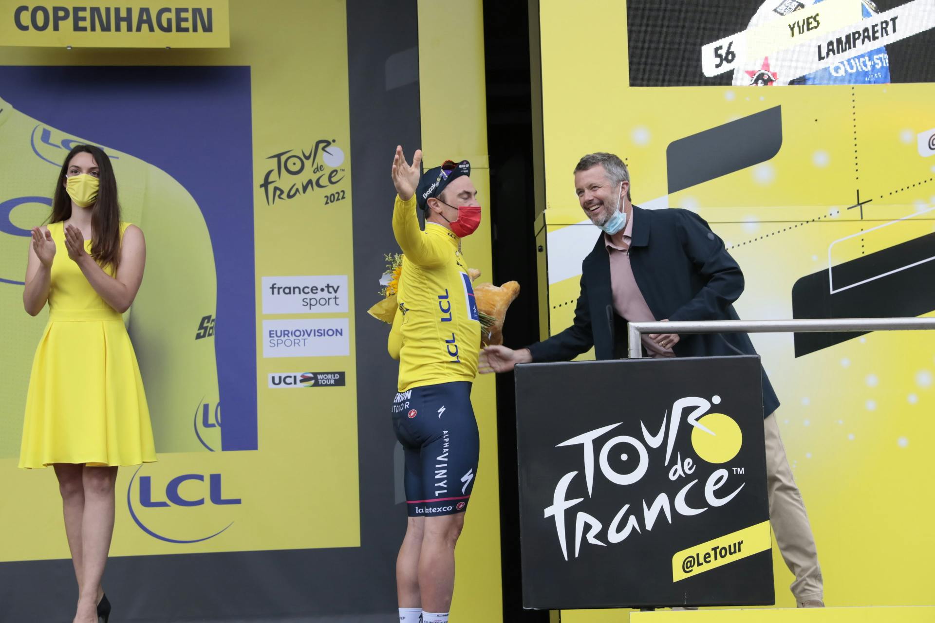 Kronprins Frederik overrakte den gule trøje til Yves Lampaert, der vandt 1. etape.