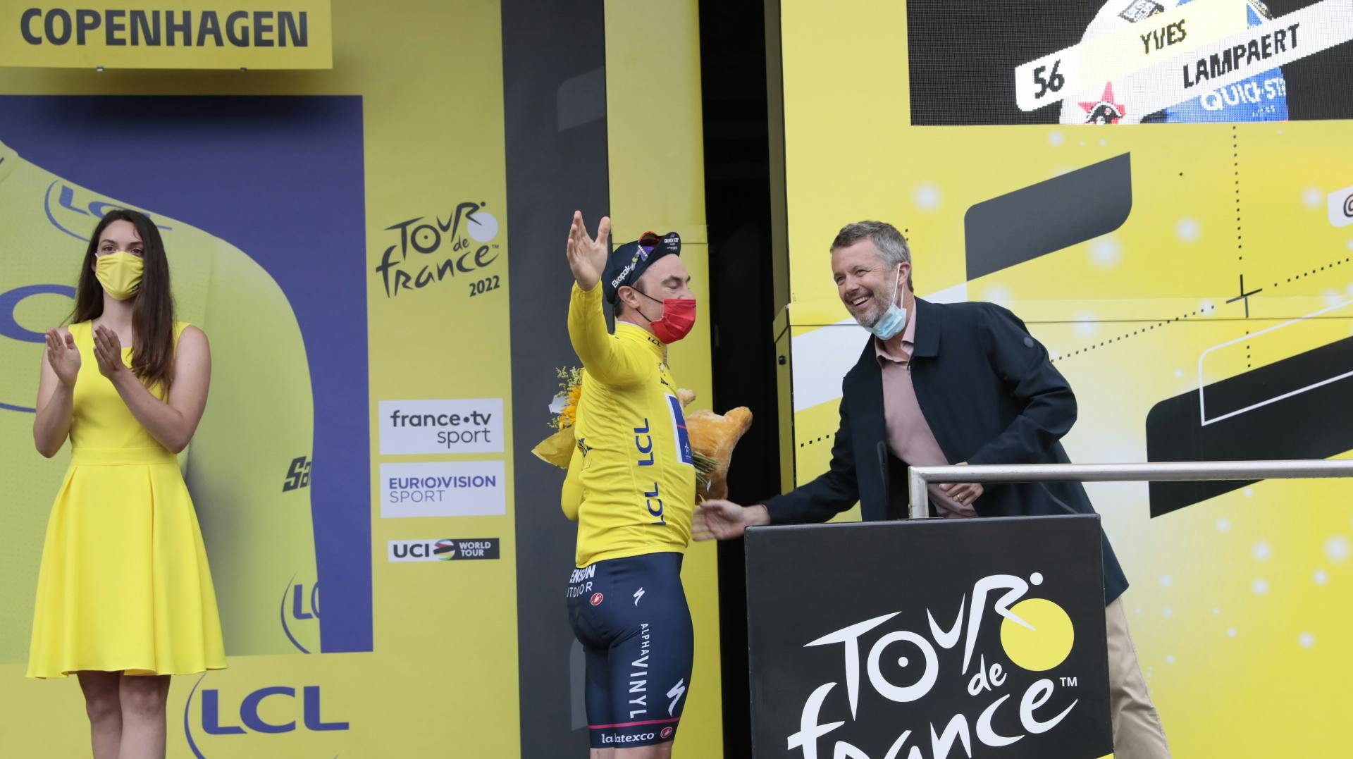 Kronprins Frederik overrakte den gule trøje til Yves Lampaert, der vandt 1. etape.