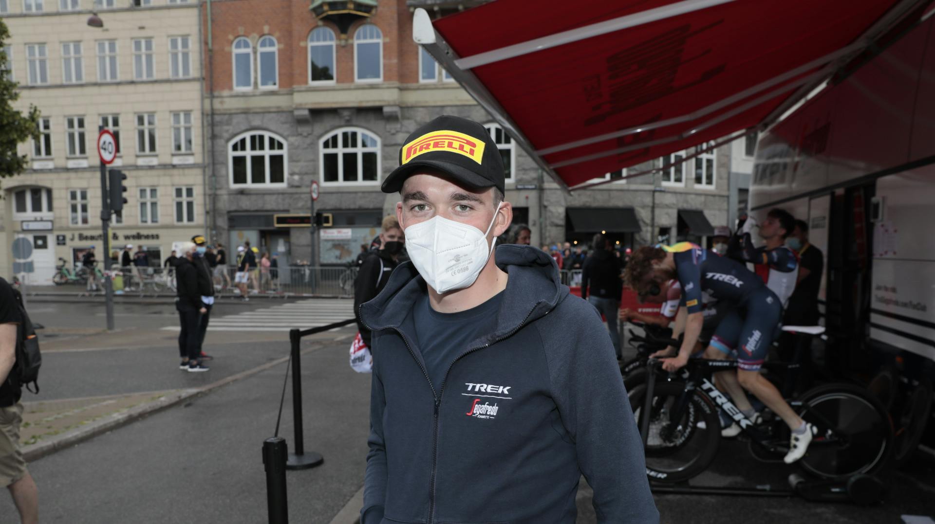 Det kan være svært at se bag mundbindet, men det var en glad og tilfreds Mads Pedersen efter enkeltstarten i København.