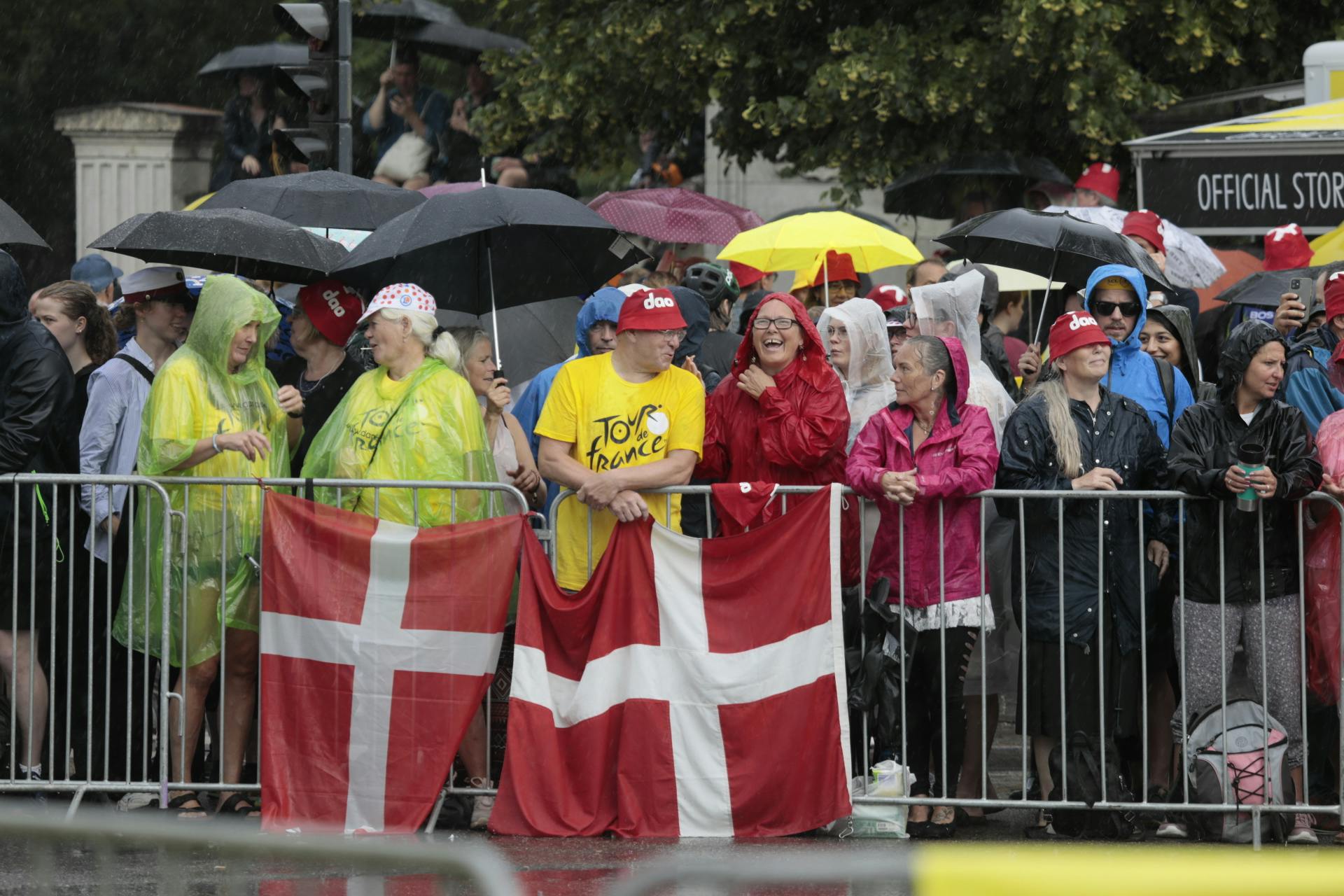 Selvom det på nogle tidspunkter stod ned i stænger, så blev danskerne hængende.