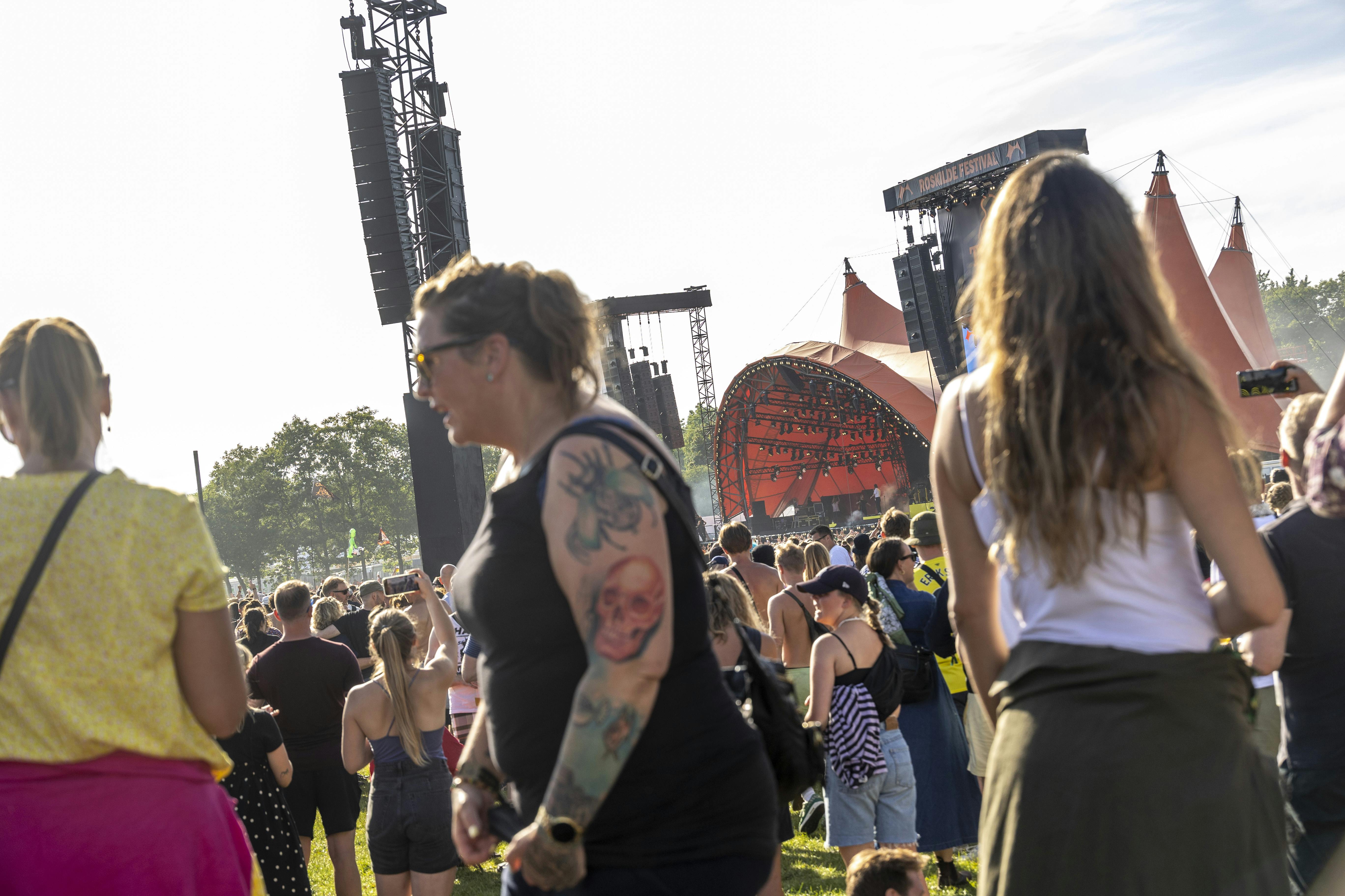 Årets sidste musikdag på Roskilde Festival er ikke uden udfordringer. I hvert fald ikke for de gæster, der forsøger at komme frem til Dyrskuepladsen.