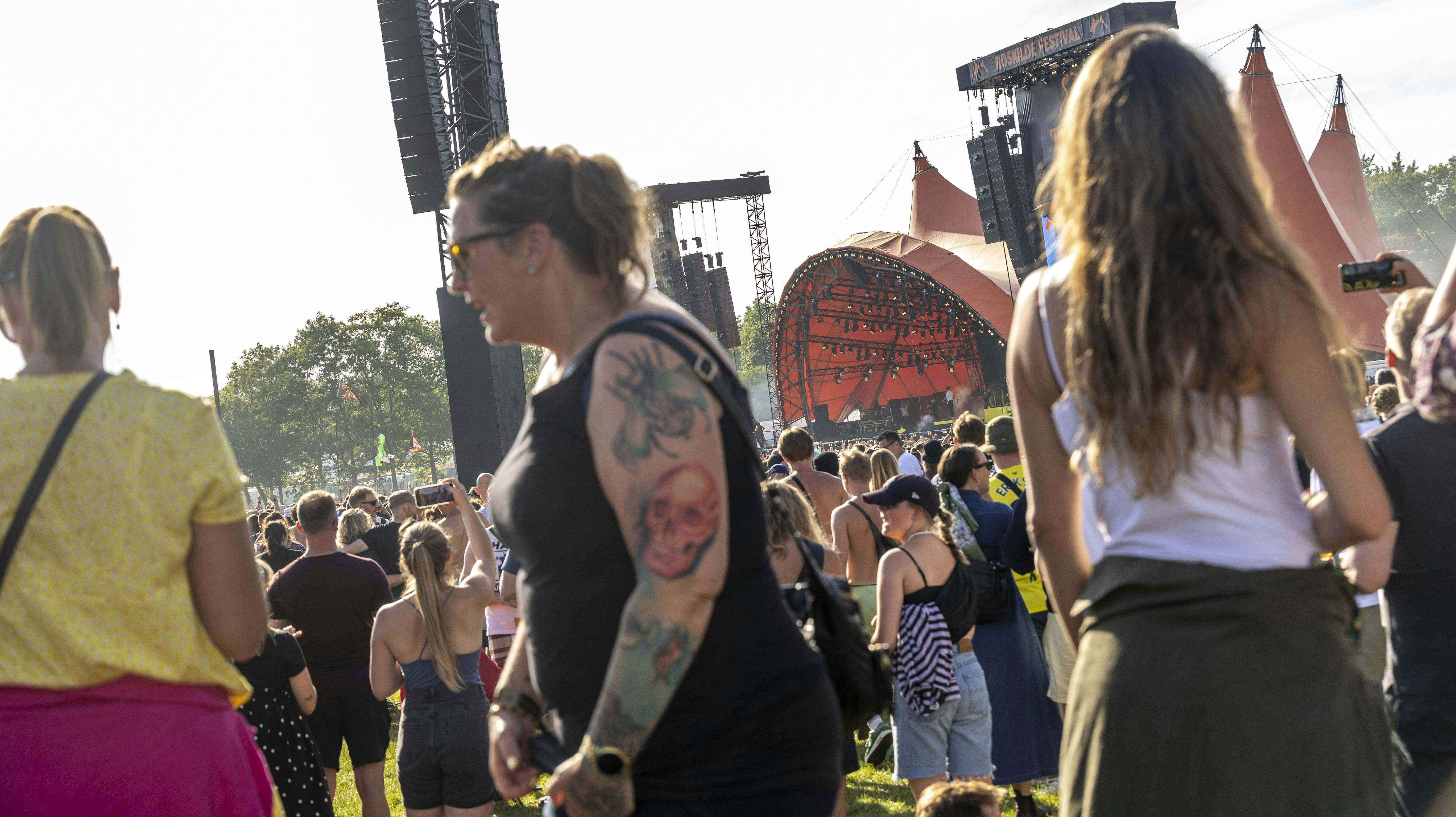 Årets sidste musikdag på Roskilde Festival er ikke uden udfordringer. I hvert fald ikke for de gæster, der forsøger at komme frem til Dyrskuepladsen.