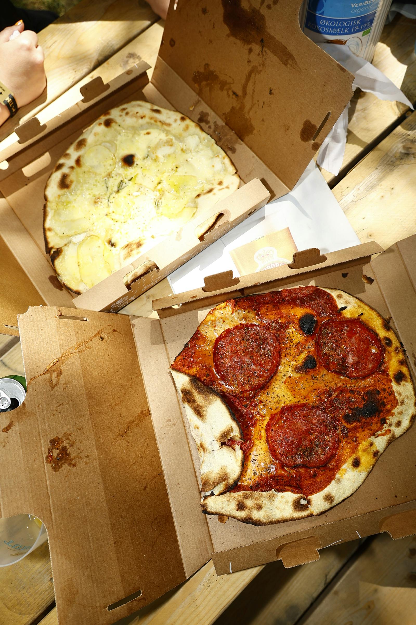 Menukortet er simpelt, og du kan vælge mellem to pizzaer. Om dagen langer de tre boder mindst 4500 pizzaer over disken på Roskilde Festival.
