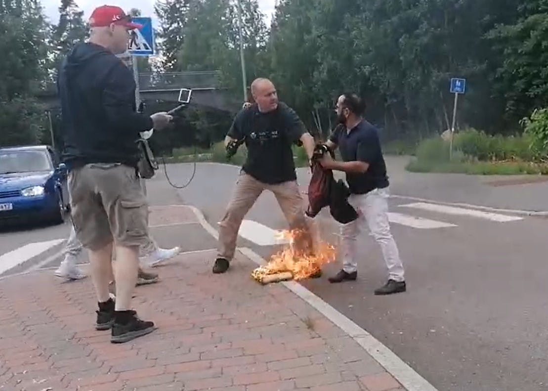 Der var inden påkørslen også ballade ved det sted, hvor den anti-muslimske gruppe SIAN afbrændte en koran.