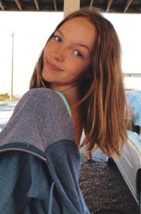 Den 17-årige pige stod på forholdsvis lavt vand, da hajen angreb.