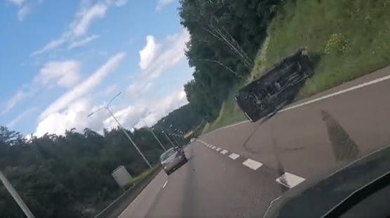 Her væltes bilen omkuld