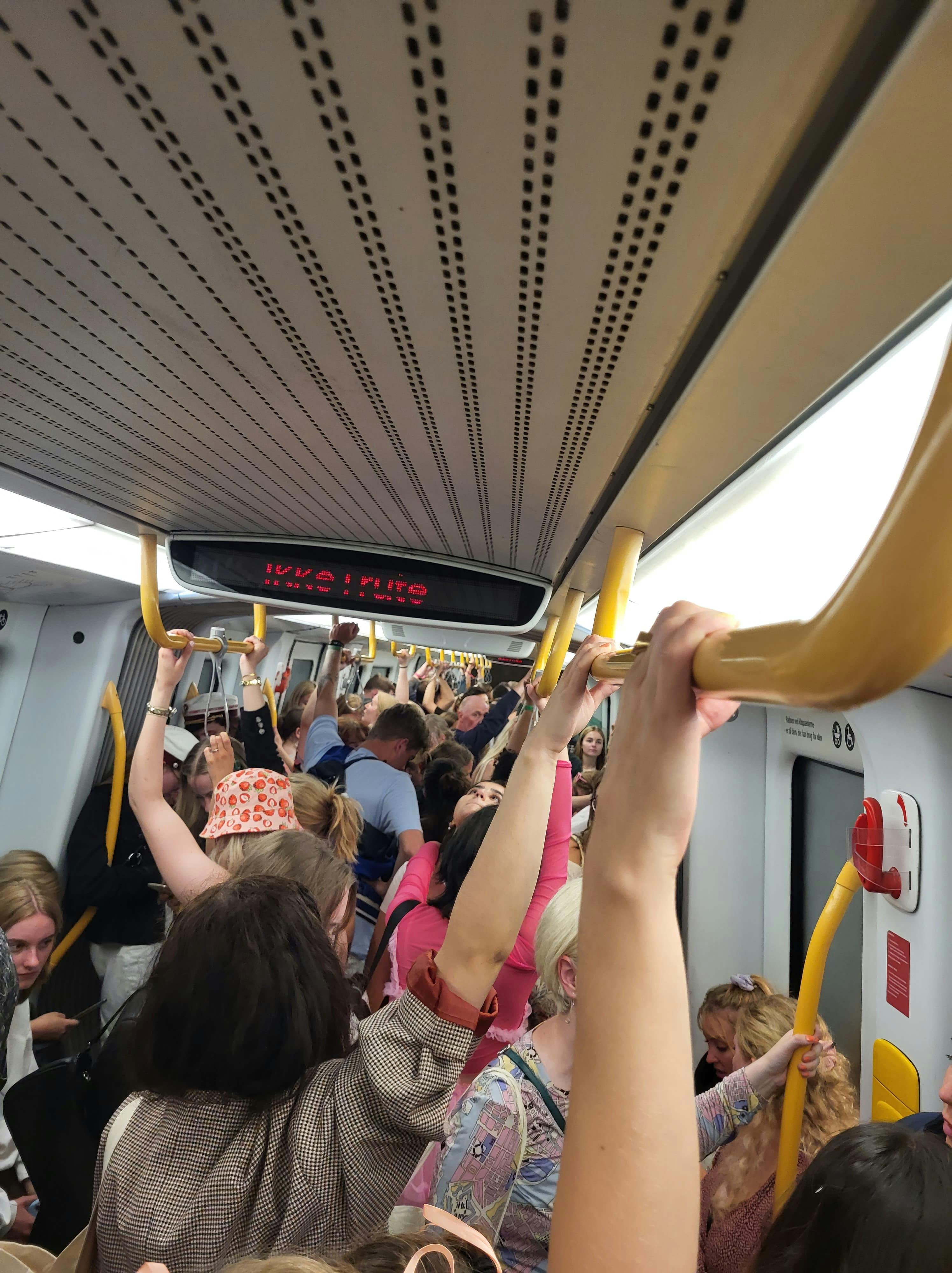 Folk bliver fragtet fra Vestamager til Vanløse i de særlige metrotog, der ikke lukker folk ud eller ind andre steder på strækningen 