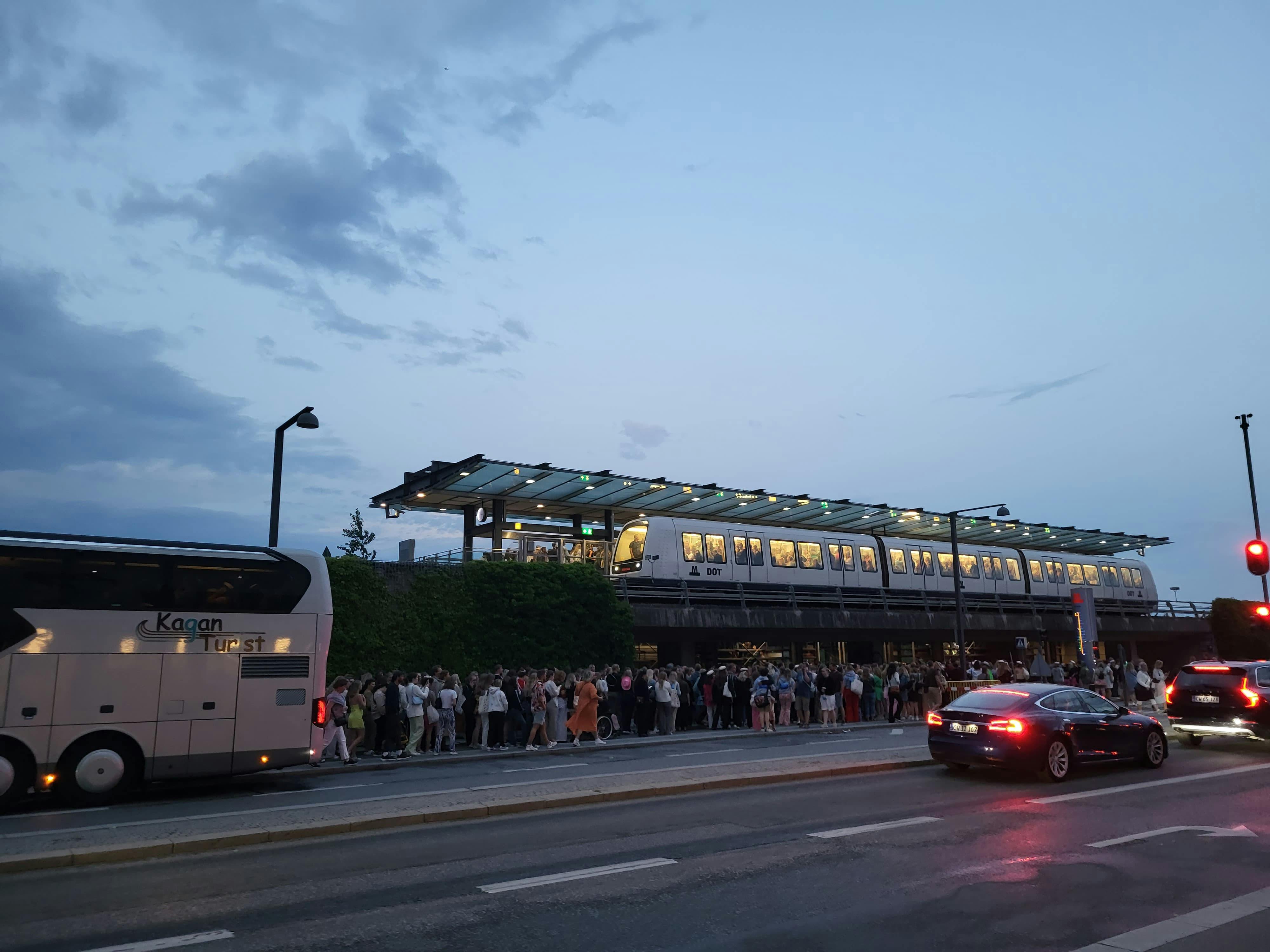 Der er på grund af den aflyste koncert og den utroligt koordinerede tur fra Royal Arena, hvor Harry Styles-fans ledsages af politi, opstået et virvar af mennesker ved Vestamager station
