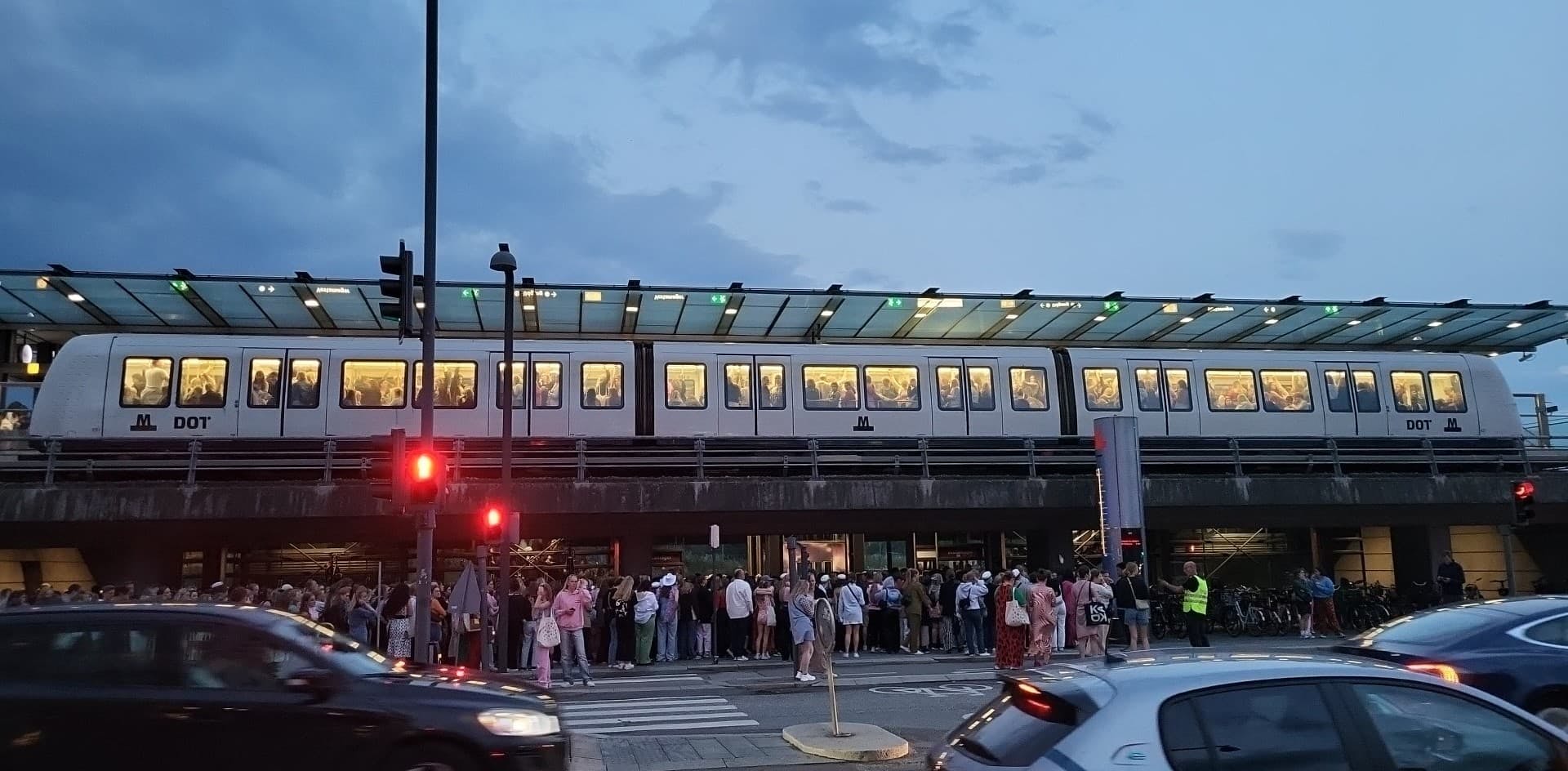 Rigtig mange mennesker skal med metro til Vanløse, og efter at være blevet eskorteret til stationen af politiet, bliver fans gennet ind i togene til endestationen i den modsatte ende af København.&nbsp;
