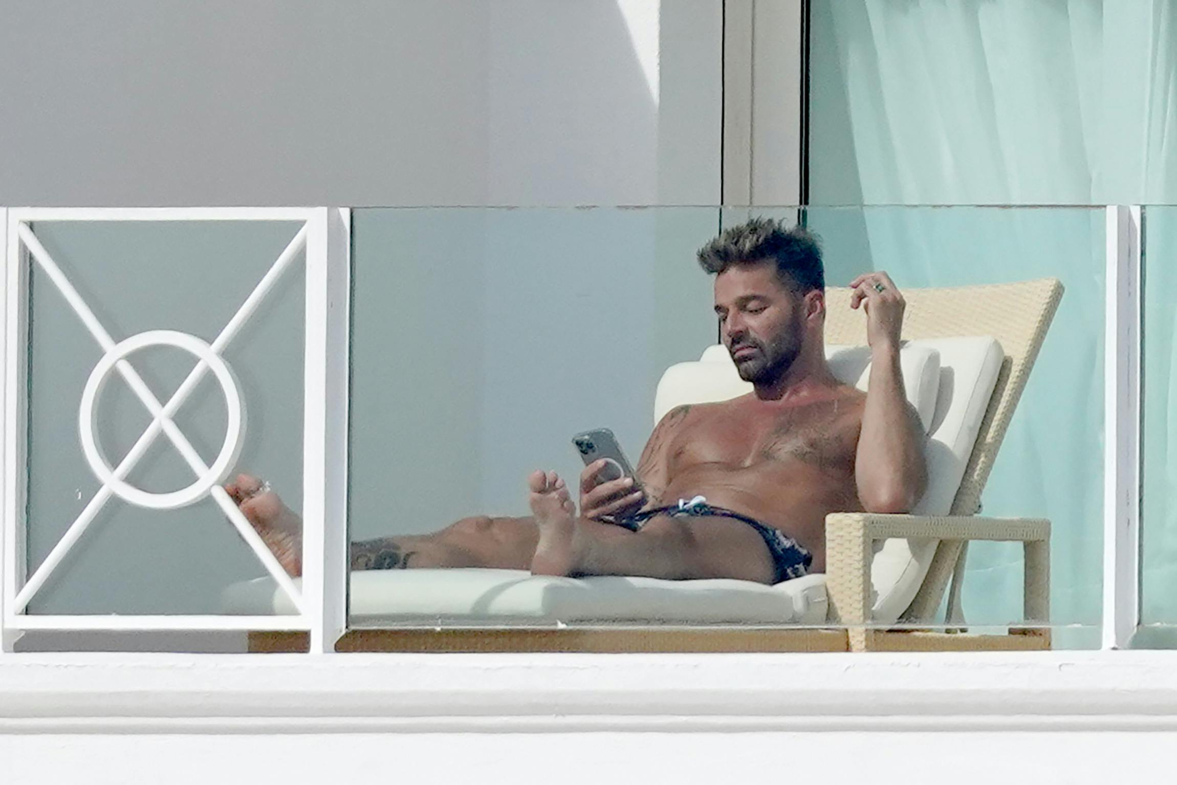 Ricky Martin tager sol på et luksushotel i Cannes
