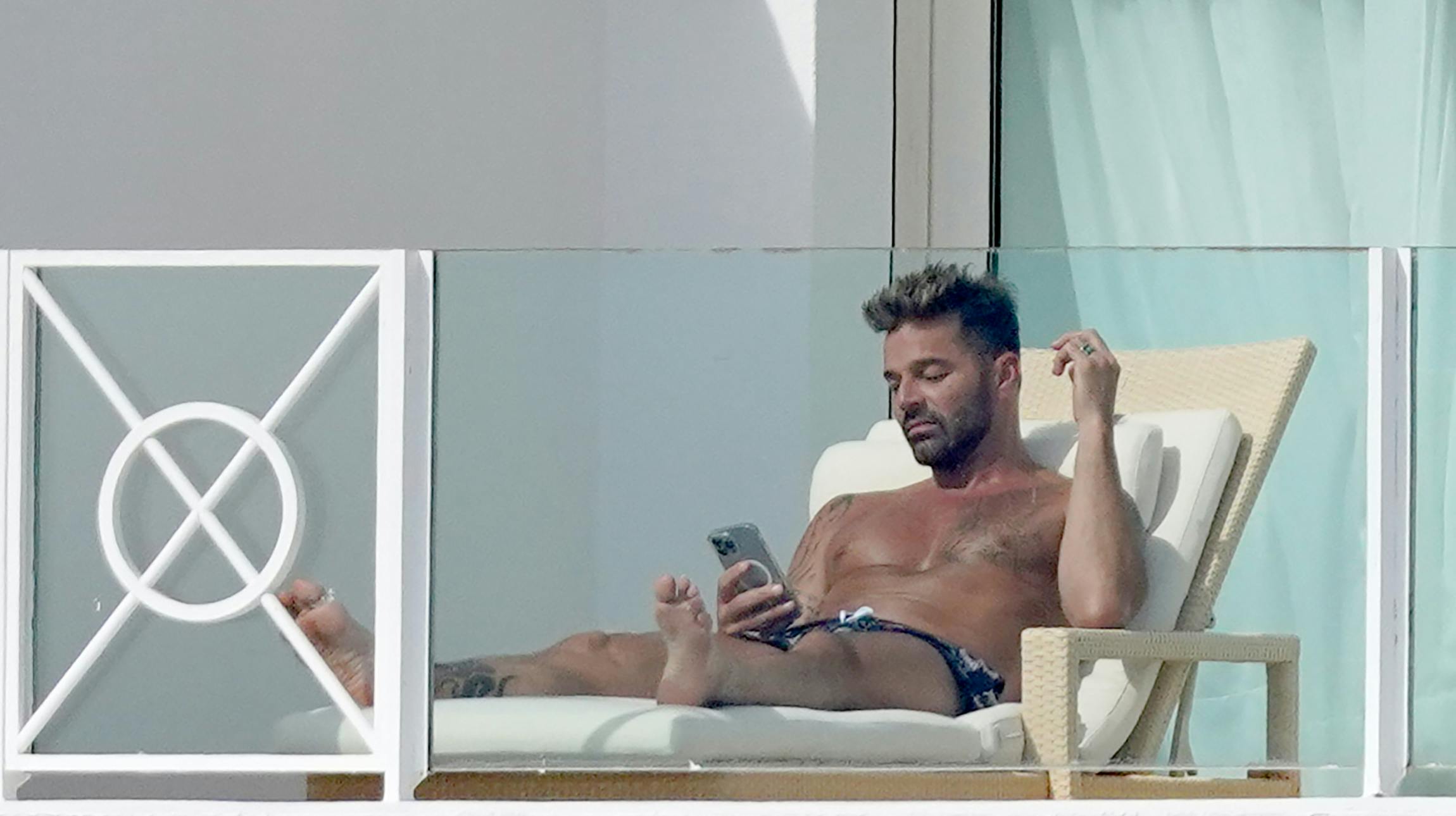 Ricky Martin tager sol på et luksushotel i Cannes