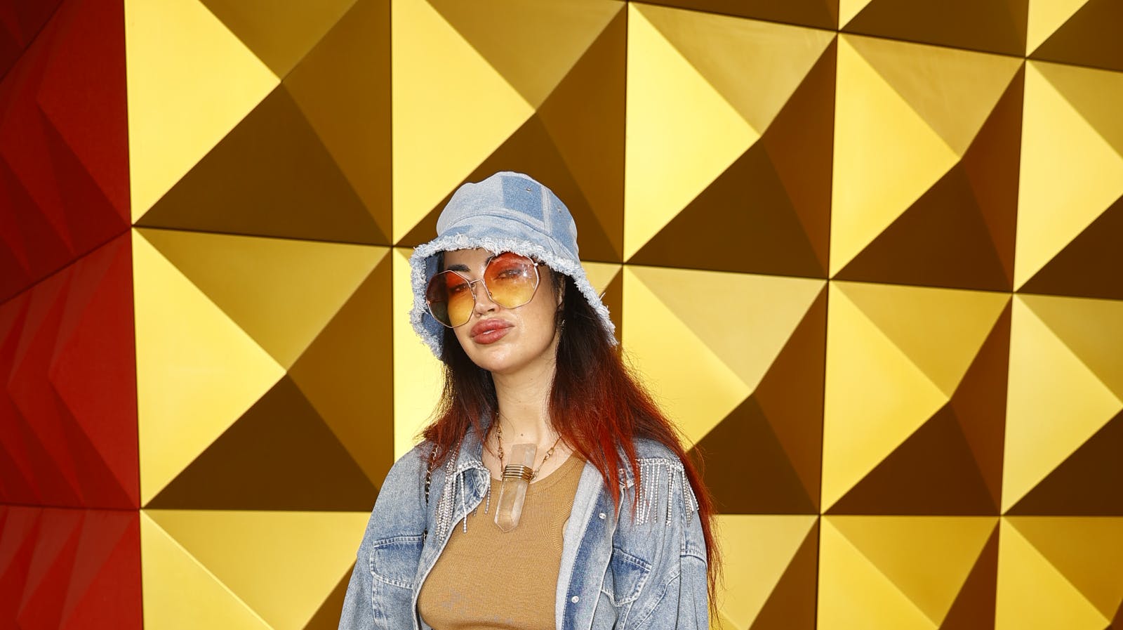 Aura Dione til event for Røde Kors.