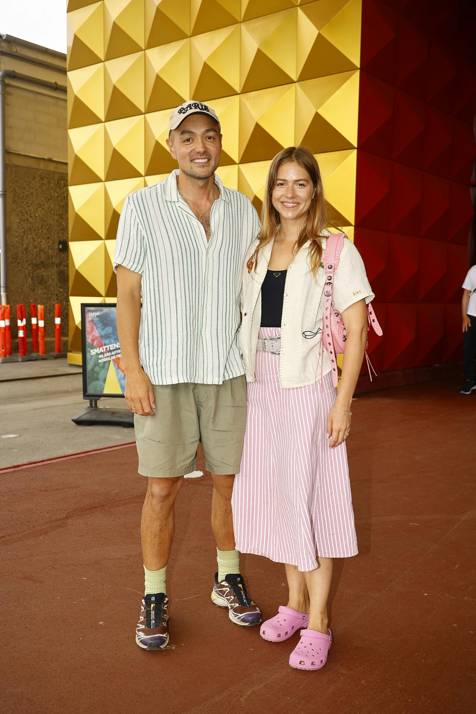 Nicholas Kawamura med kæresten Trine Kjær iført lyserøde, matchende Crocs.