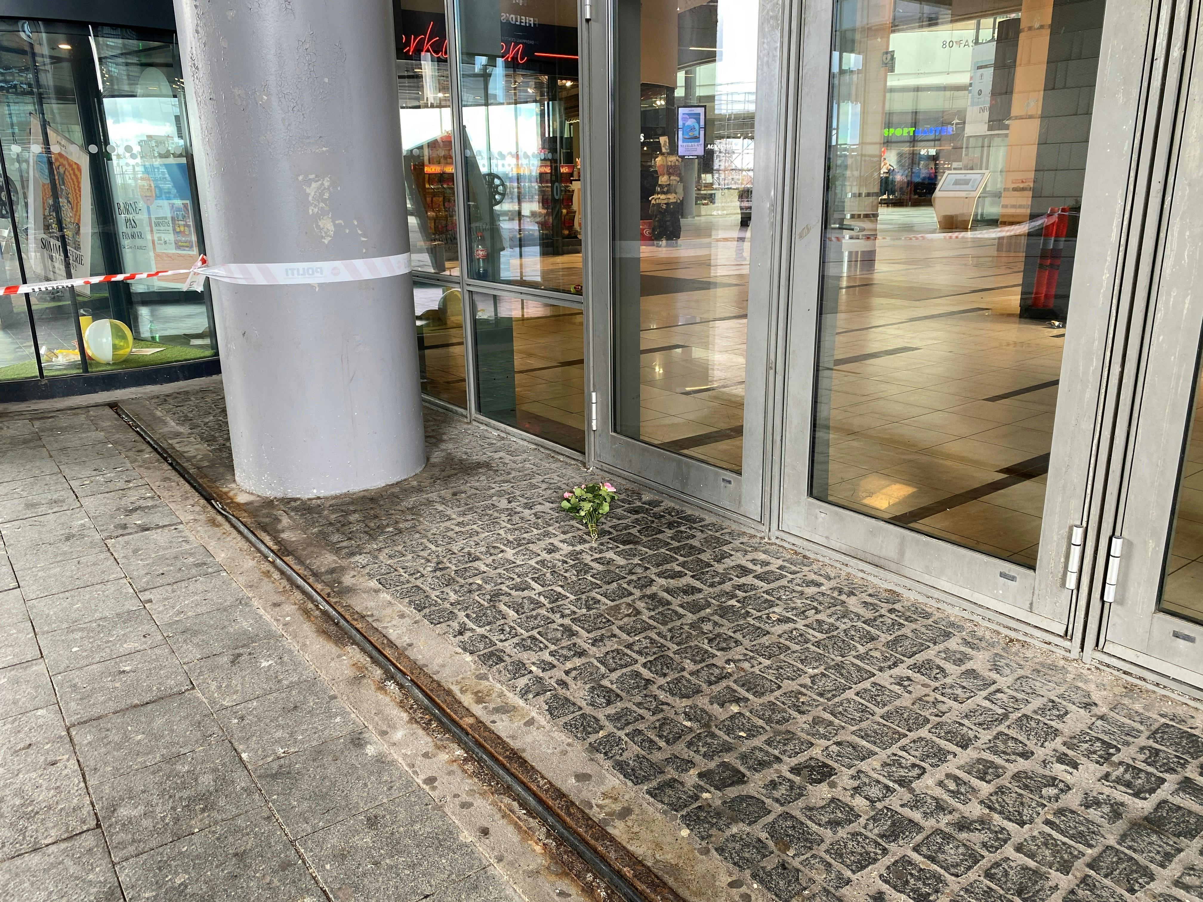 Blomster bliver mandag morgen lagt foran shoppingcenterets indgang på Amager 
