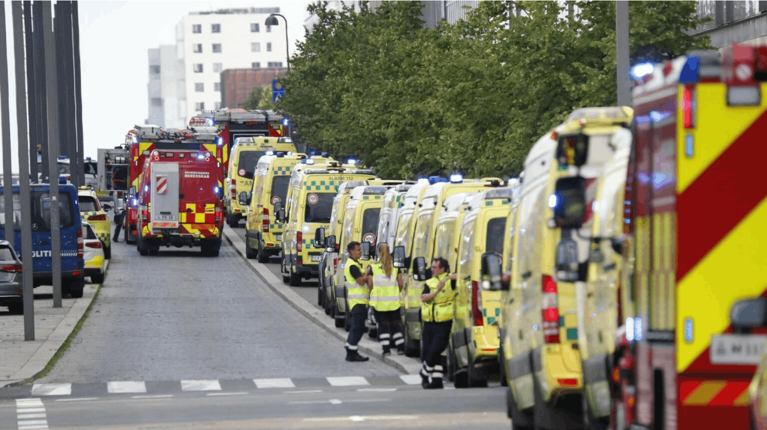 Over 30 ambulancer blev hurtigt sendt til Field's, da skyderierne skabte kaos i storcenteret. Den formodede gerningsmand blev efter 13 minutter anholdt uden for Field's