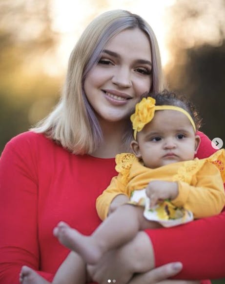 Chloe er i forvejen mor til en lille pige.