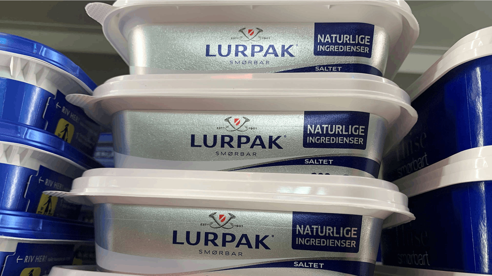Briterne er ramt af høje smørpriser, hvilket flere britiske medier skriver om. Storbritannien er det sted i verden, der importerer mest Lurpak