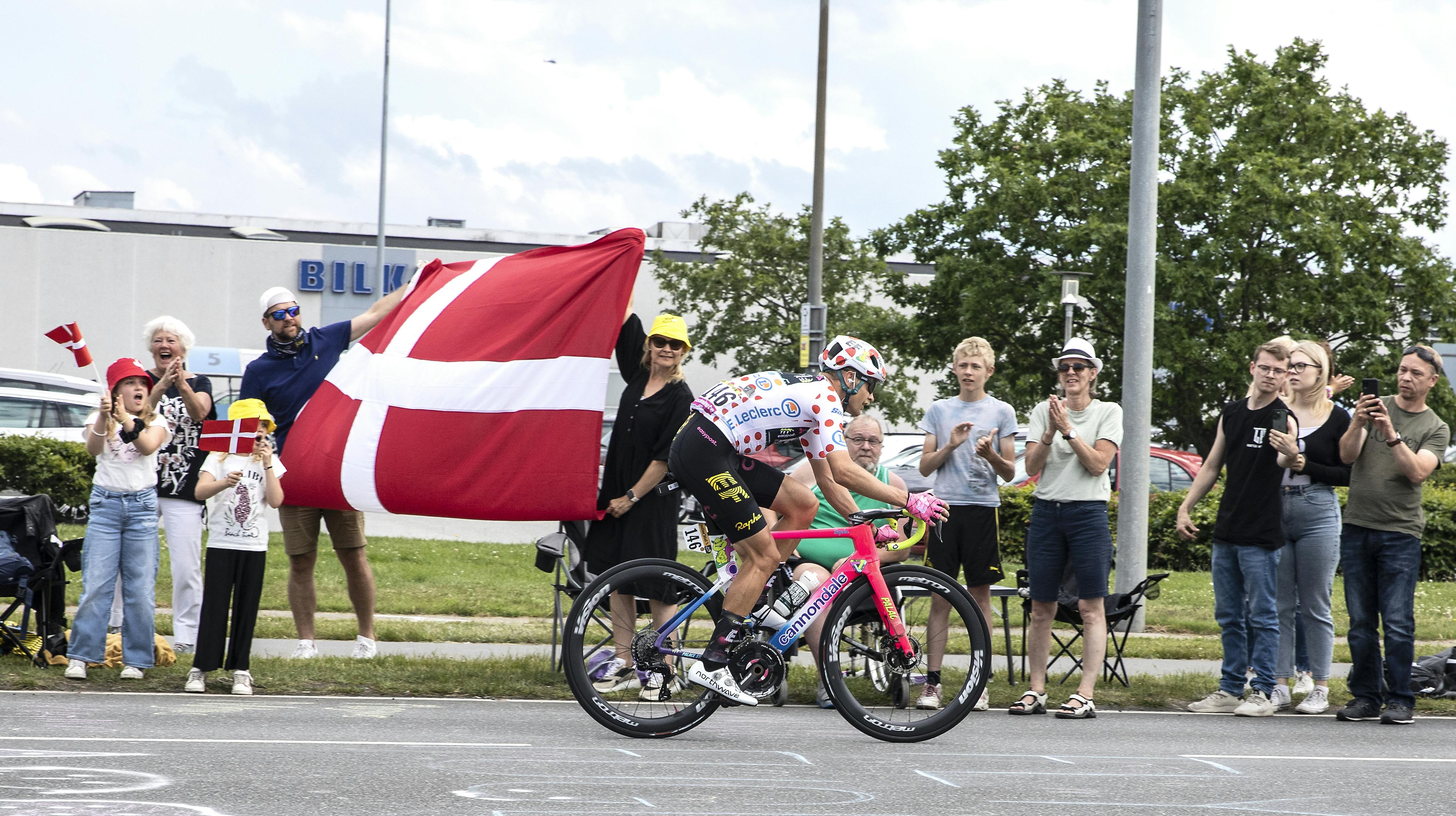 Tour de France holder før dagens etape et minuts stilhed for ofrene i Field's søndag