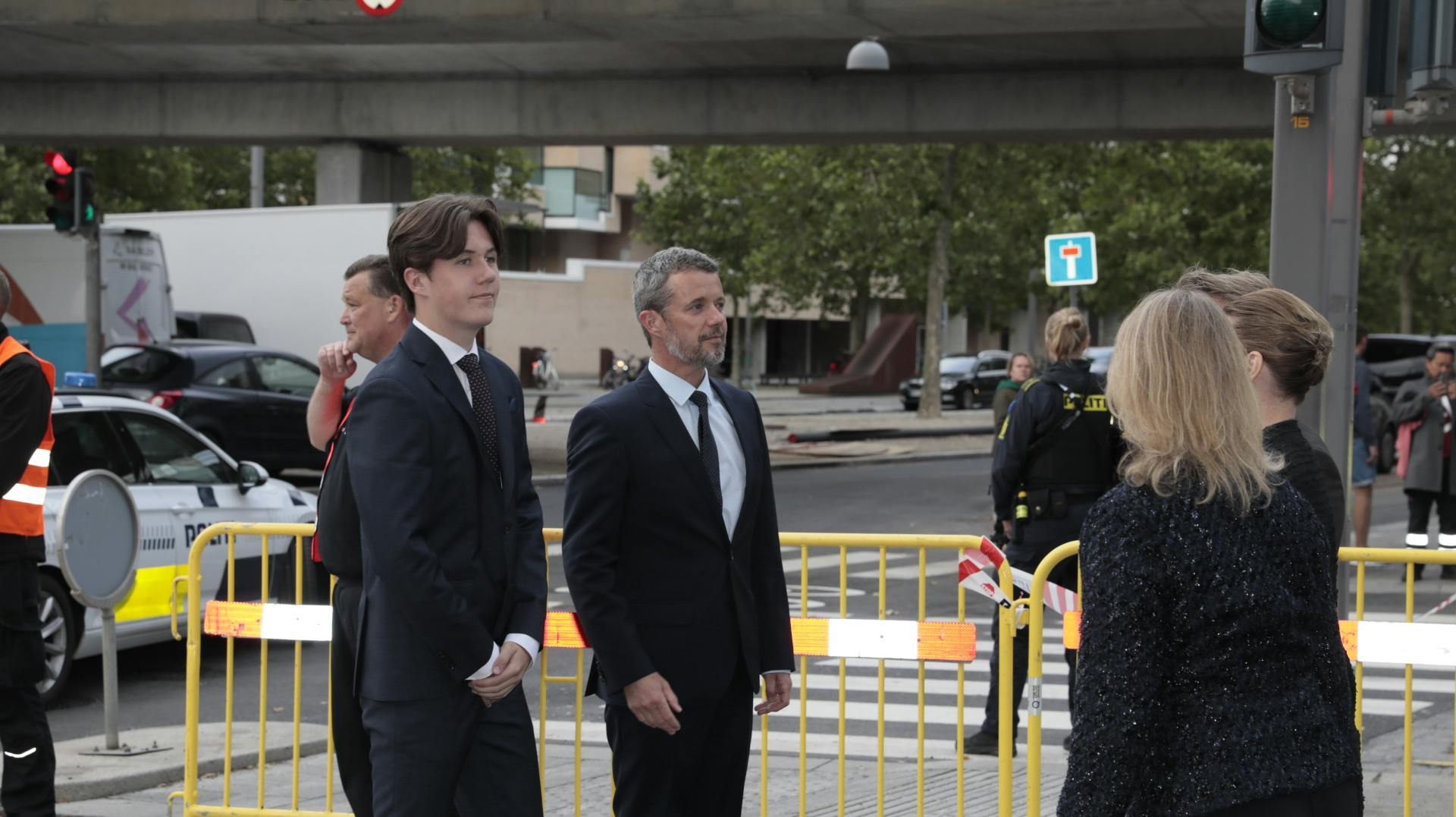 Kronsprins Frederik og prins Christian ankommer til mindehøjtidelighed ved Field's