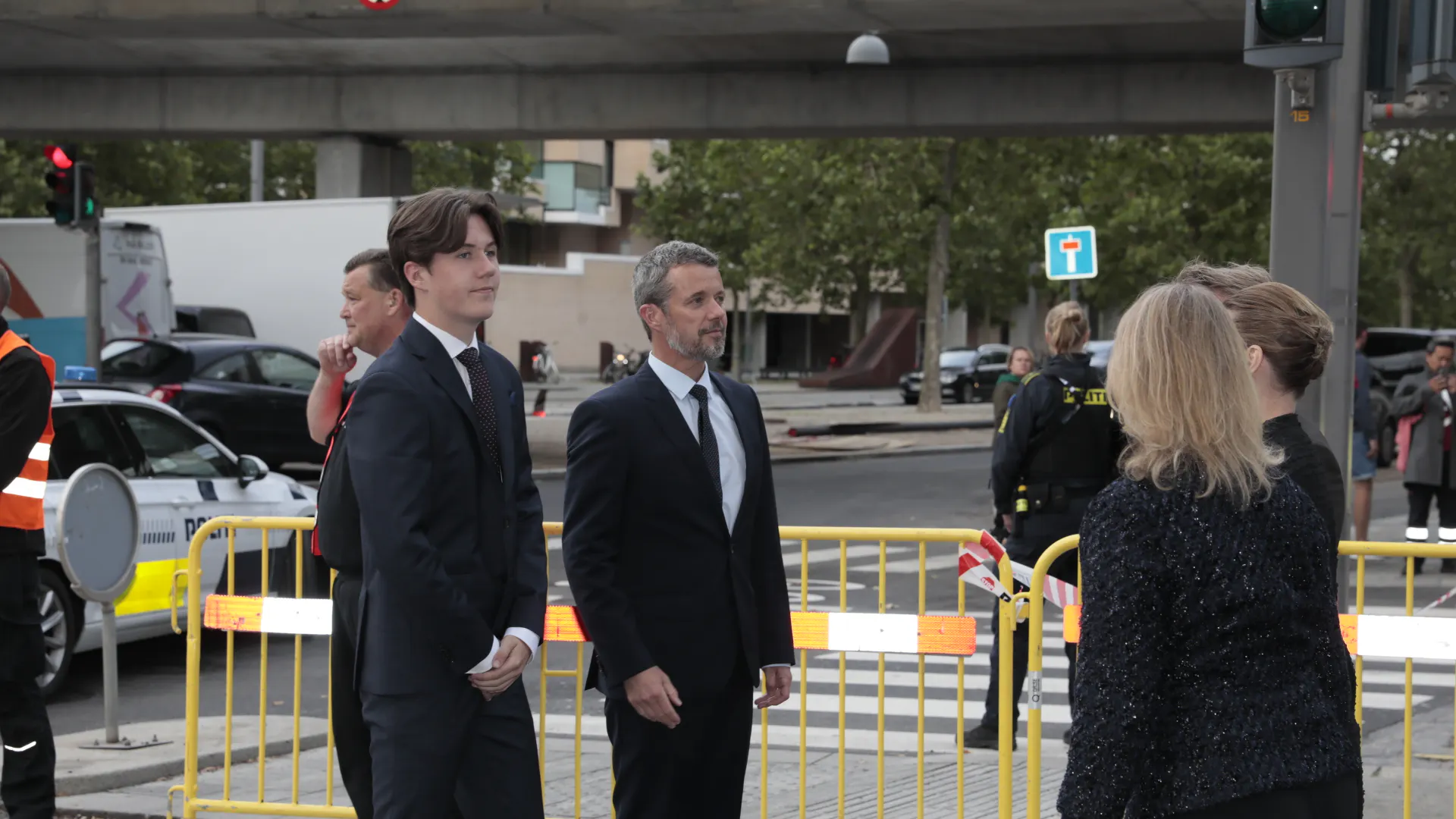 Kronsprins Frederik og prins Christian ankommer til mindehøjtidelighed ved Field's