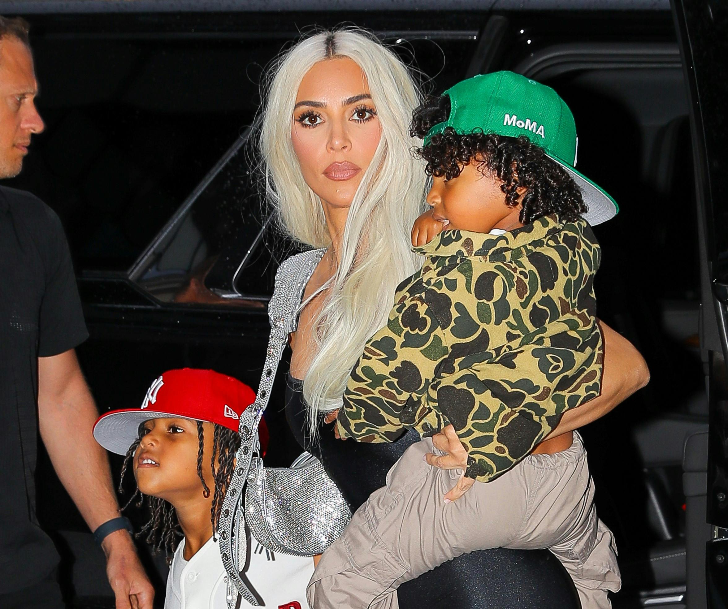 Også Kim Kardashian befinder sig på listen over de selvgjorte milliardærkvinder. Hun er på en 16. plads, men eftersom hun er fyldt 41, er det altså Rihanna, der løber med titlen som den yngste i selskabet. 