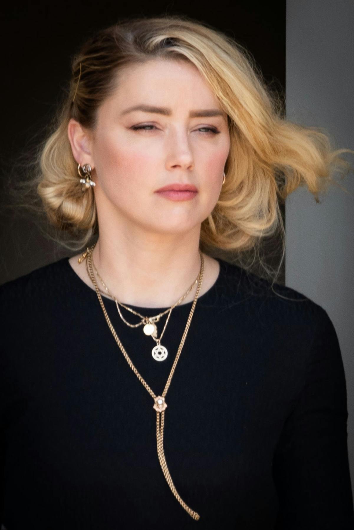 Amber Heard forlader retten efter sit nederlag. 