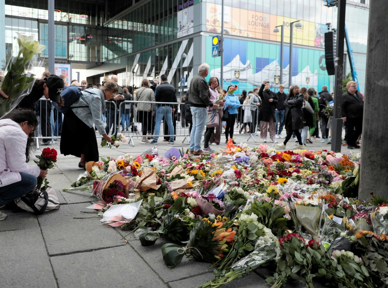 Flere tusind mennesker var samlet foran Field's på Amager ved mindehøjtideligheden. Blomster pryder nu Ørestads Boulevard.