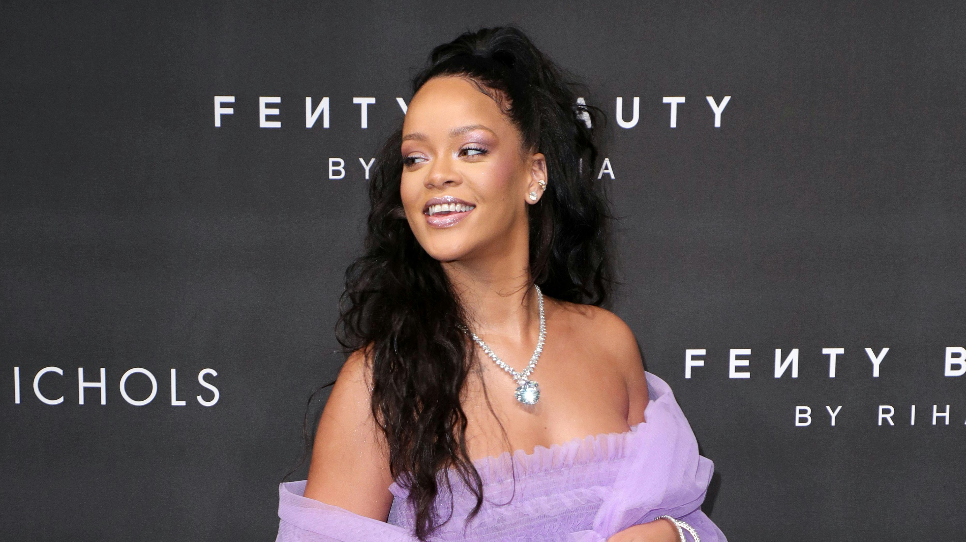 Rihanna var allerede lutter smil, da hun lancerede Fenty Beauty i 2017. Nu har kosmetikvirksomheden sikret hende en plads på toppen af Forbes-listen
