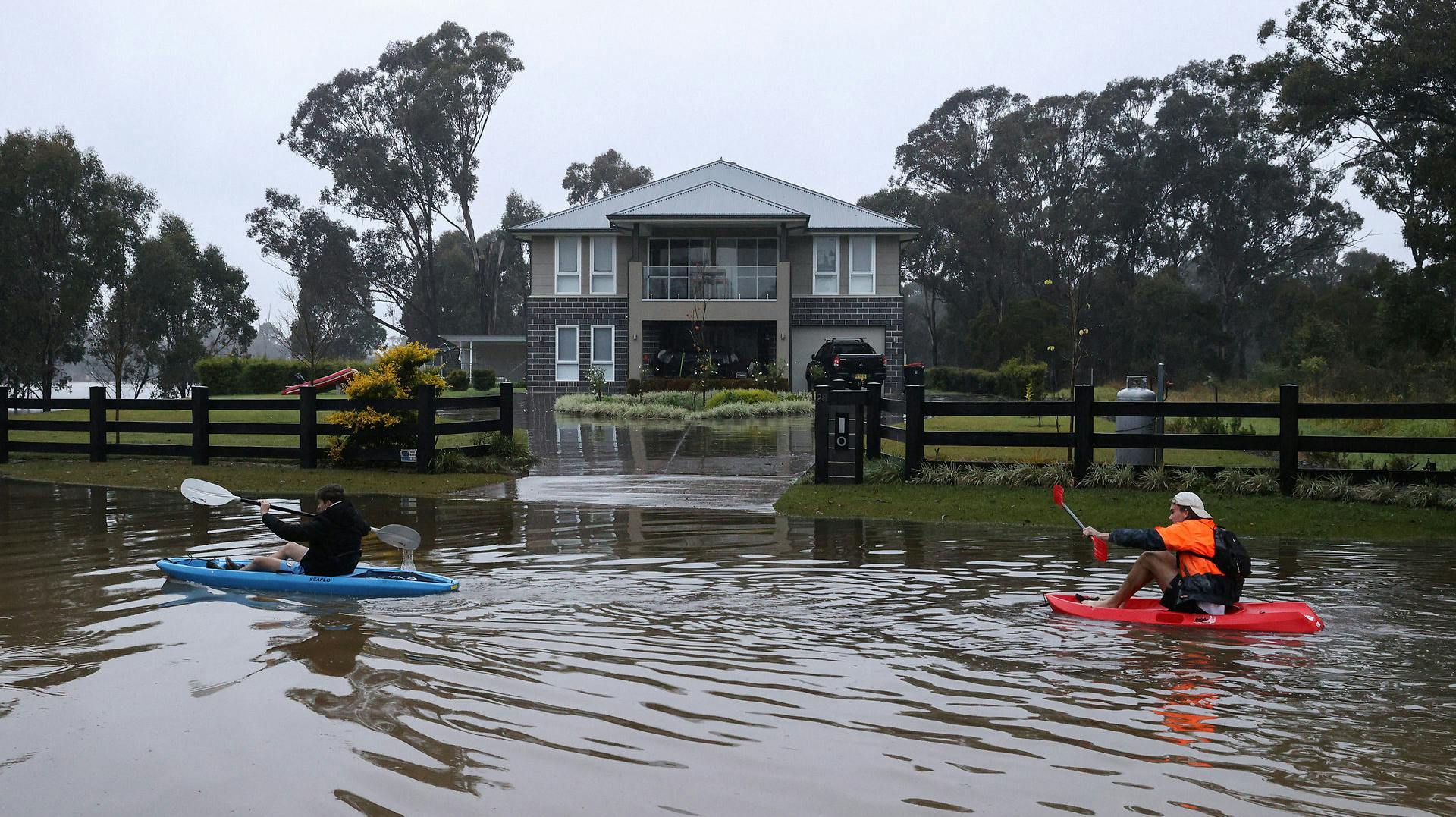 I forstaden McGraths Hill uden for Sydney er det onsdag australsk tid lettere at komme frem i kajak end i bil