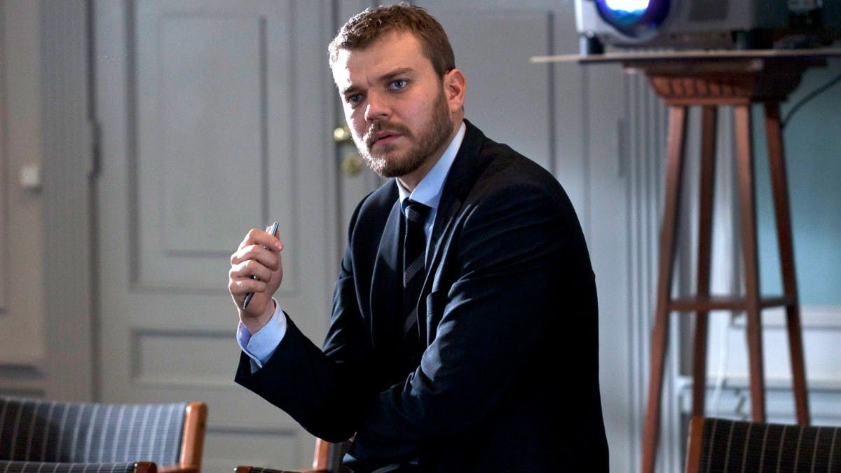 Pilou Asbæk har efterhånden medvirket i mange store serie. Her som Kasper Juul i DR-serien "Borgen". Listen inkluderer også serier som "Forbrydelsen" og "Efterforskningen". 