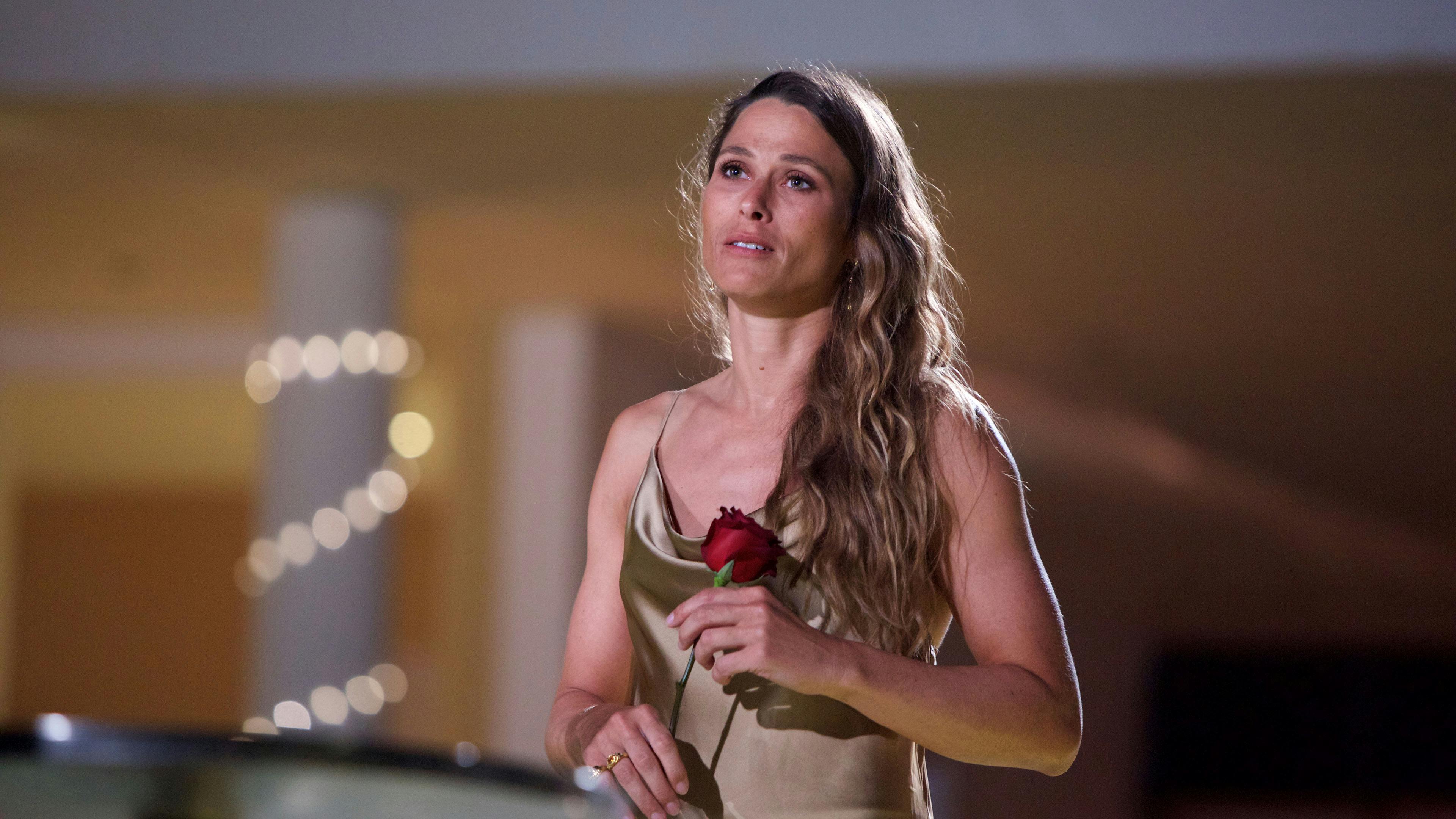 Sidsel takker af til aftenens roseceremoni.
