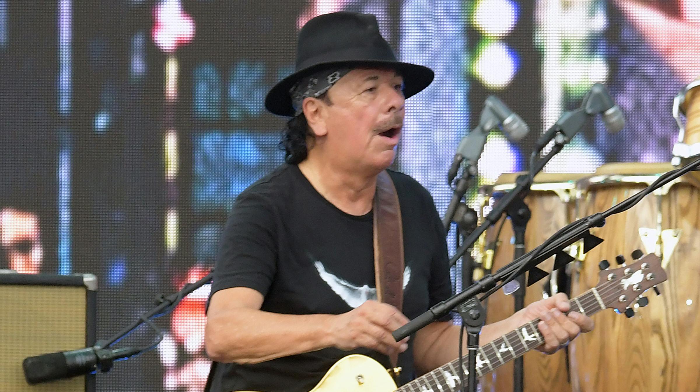 Den mexicanskfødte Carlos Santana måtte afbryde en koncert og køres på hospitalet 