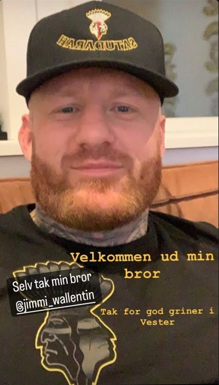 Patrick Nielsen bliver budt velkommen ud af den efterlyste toprocker Jimmi Wallentin Andersson. 