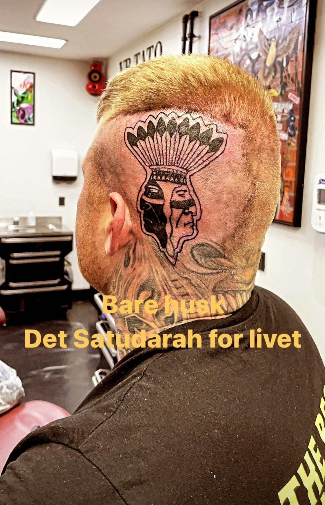 Patrick Nielsen med sin Satudarah tatovering på siden af hovedet. Logoet forestiller to indianere, der er sort og hvid i huden. Satudarah er kendt for at være en rockerklub med mange etniciteter og for at have medlemmer, der er dømt for alvorlig kriminalitet.