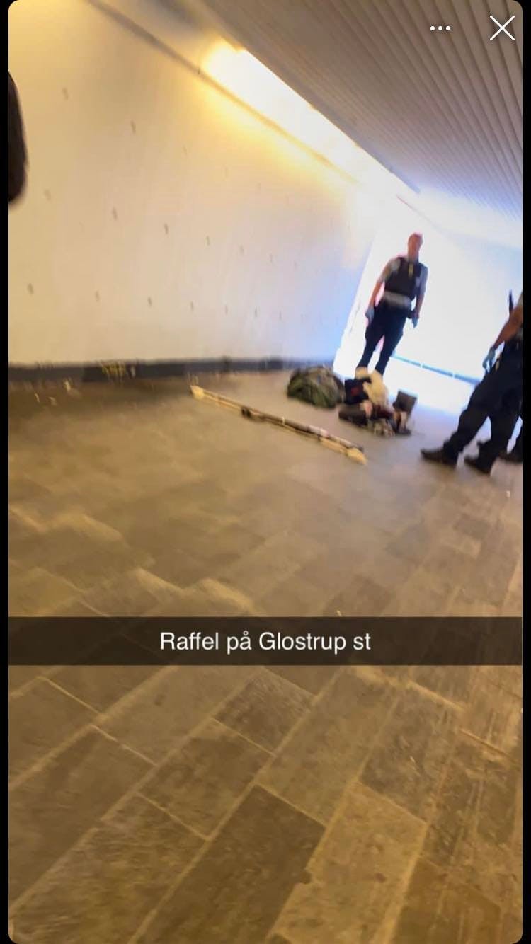 Chokerede vidner overværede politiets arbejde på stationen, mens manden og hans våben blev undersøgt 