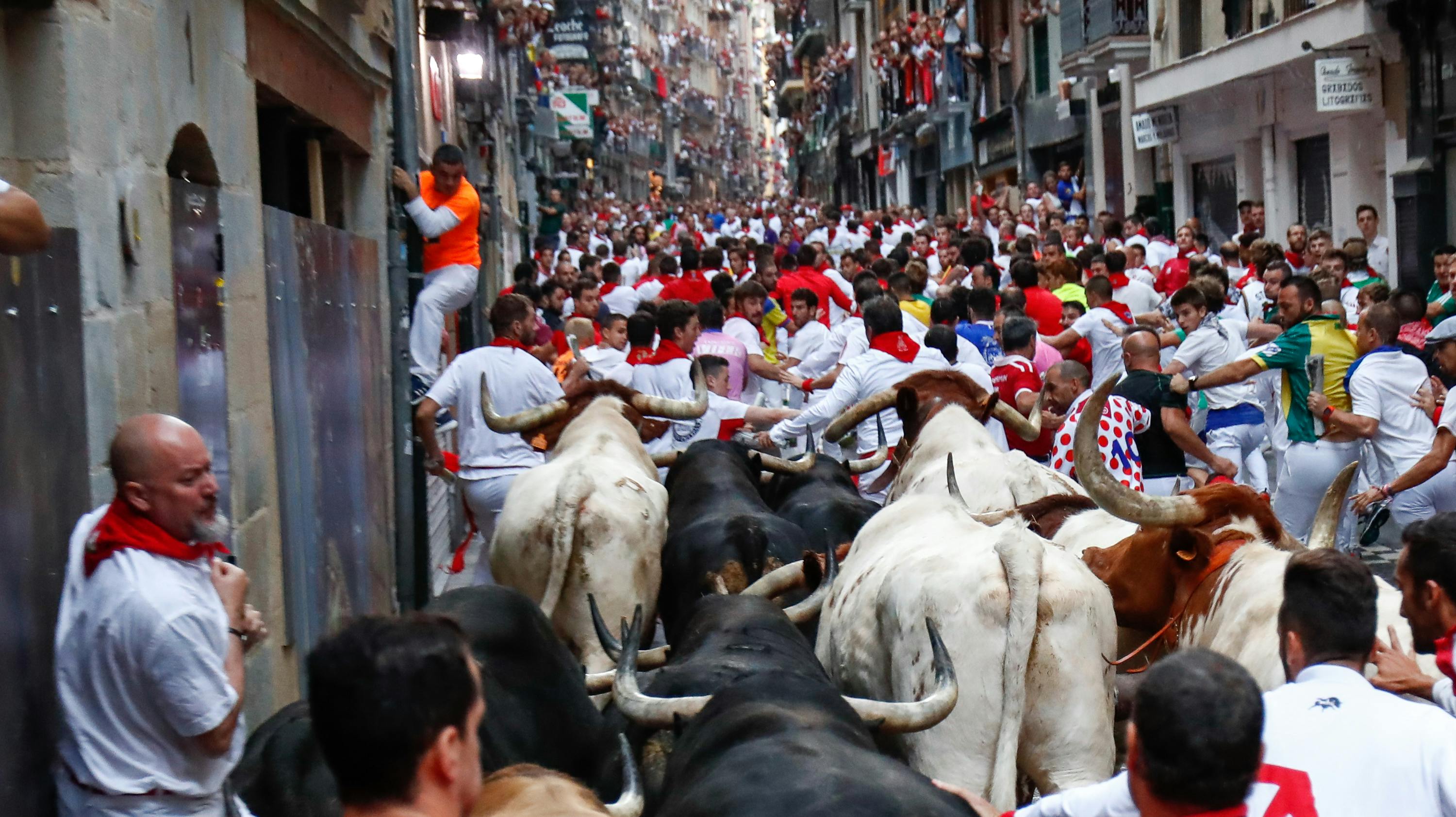 San Fermin-festivalen i Pamplona, i det nordlige Spanien har eksisteret lige siden middelalderen. 
