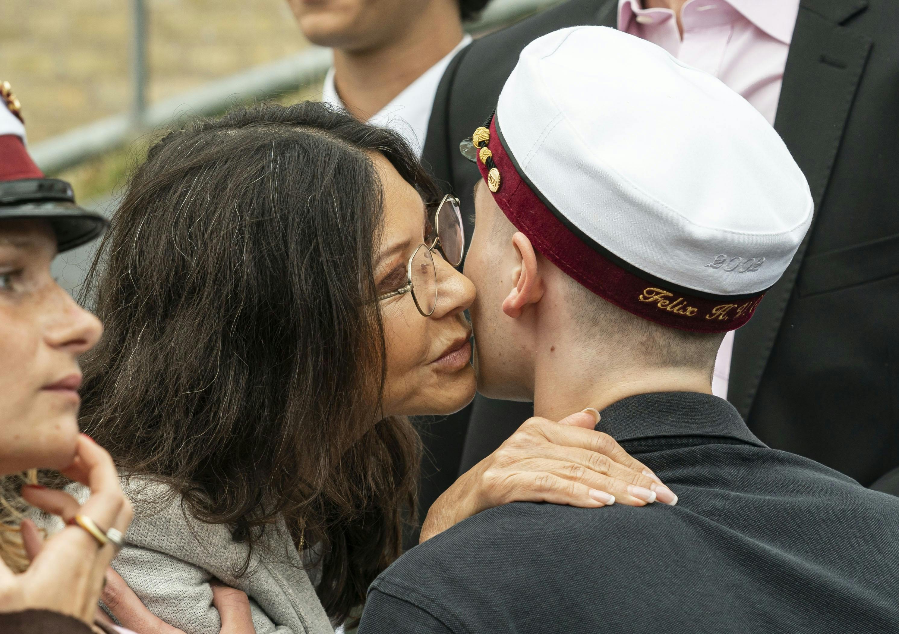 Felix fik tillykke-kys fra mor, da han sidste år fik huen på hovedet kort før sin 19-års fødselsdag