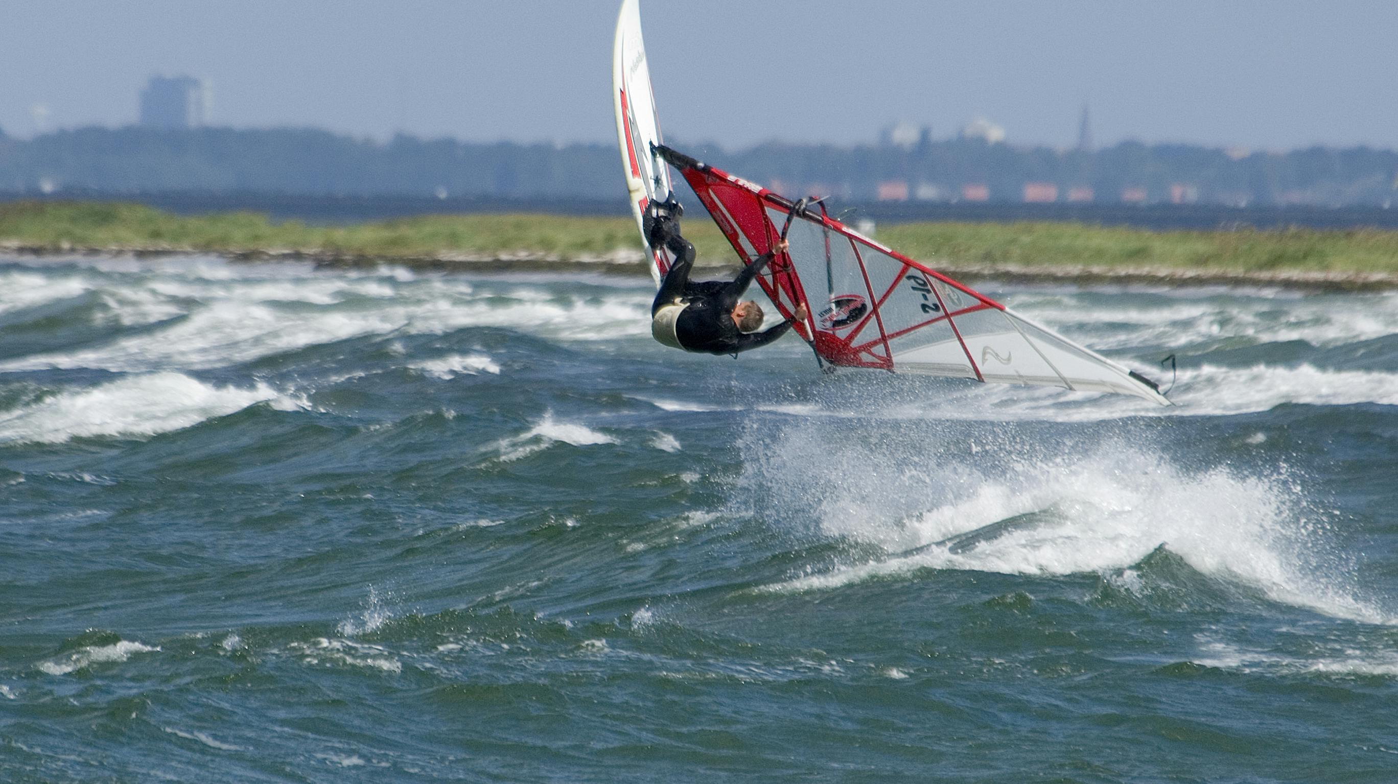Windsurfer nyder det gode vejr