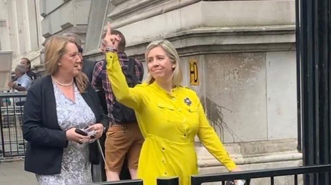 Her giver ministeren fingeren til en folkemængde