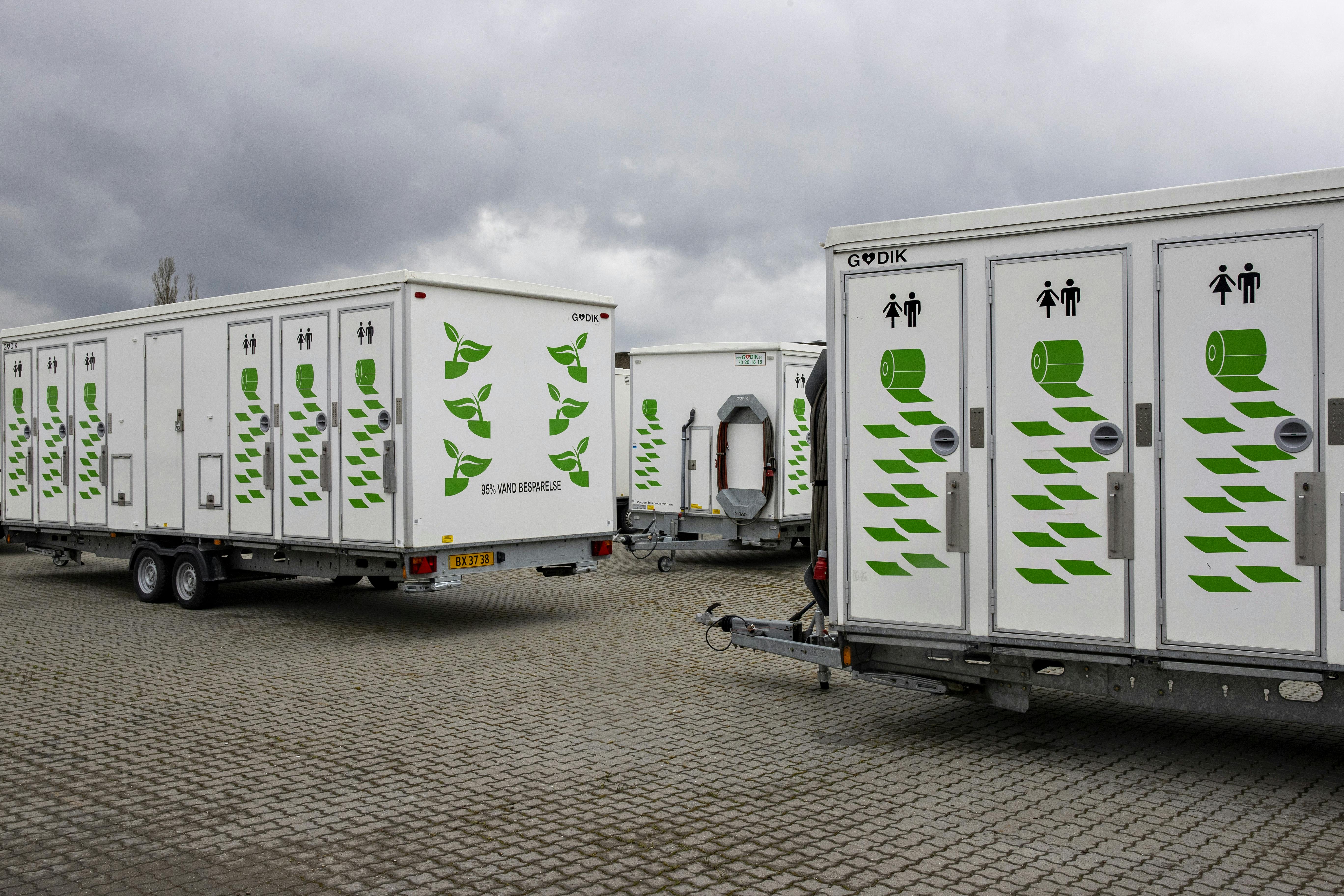 Det var formentlig mobile toiletvogne som disse, kvinden befandt sig i, da hun pludselig blev filmet&nbsp;&nbsp;