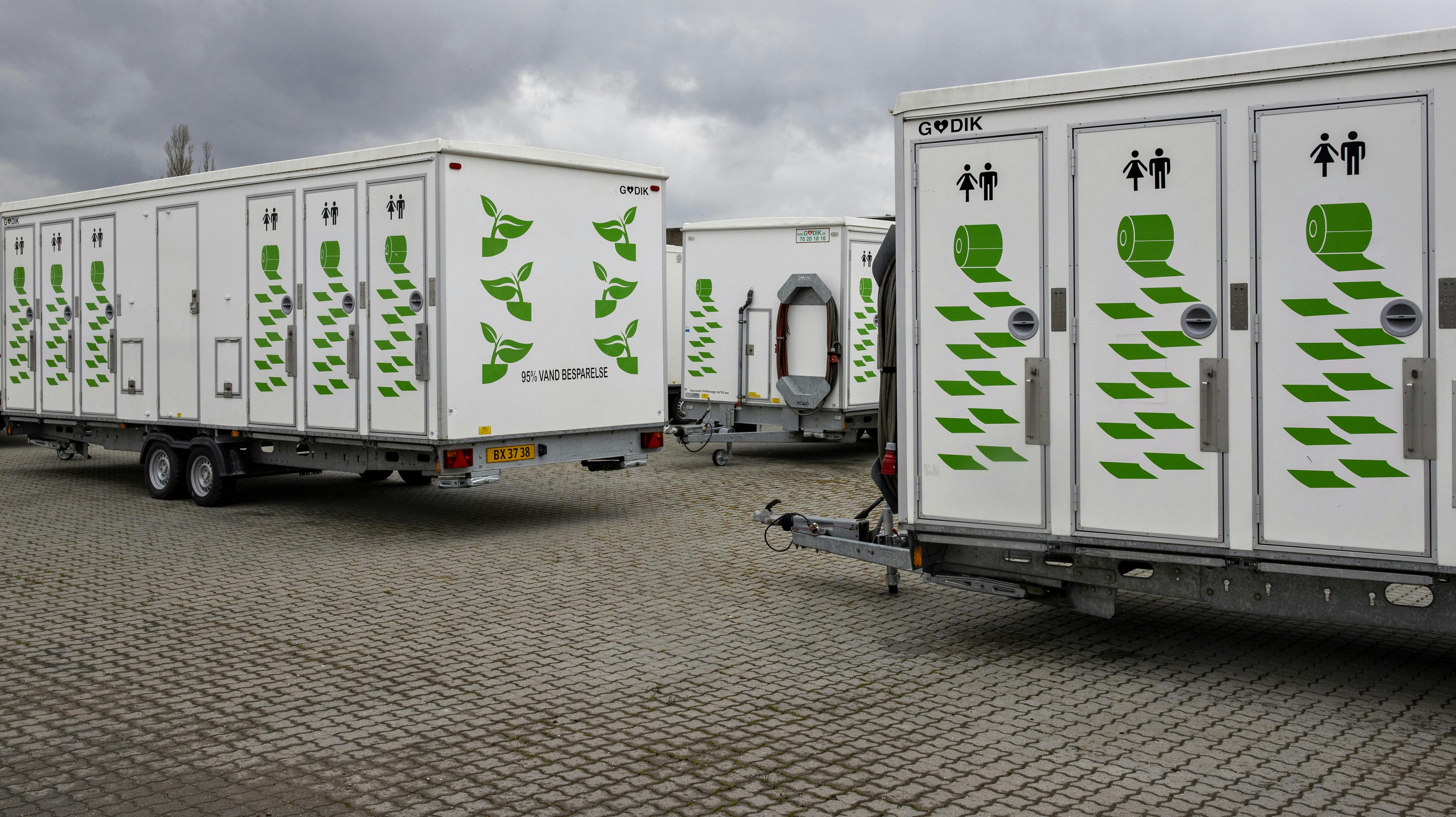 Det var formentlig mobile toiletvogne som disse, kvinden befandt sig i, da hun pludselig blev filmet 