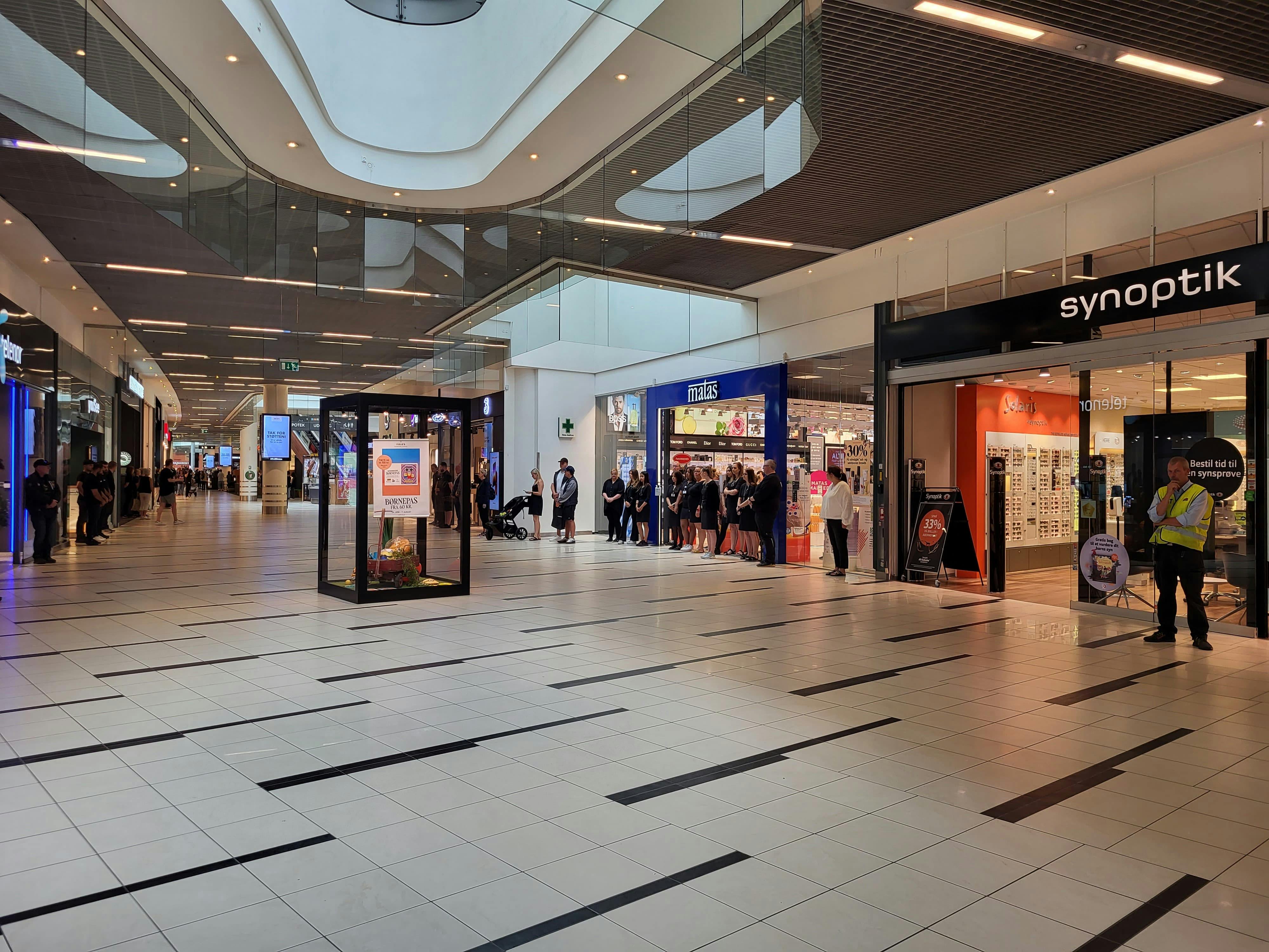 De ansatte og gæsterne holdt et minuts stilhed klokken 12. Af respekt for de døde og sårede gik alle ansatte udenfor butikkerne klokken 12.