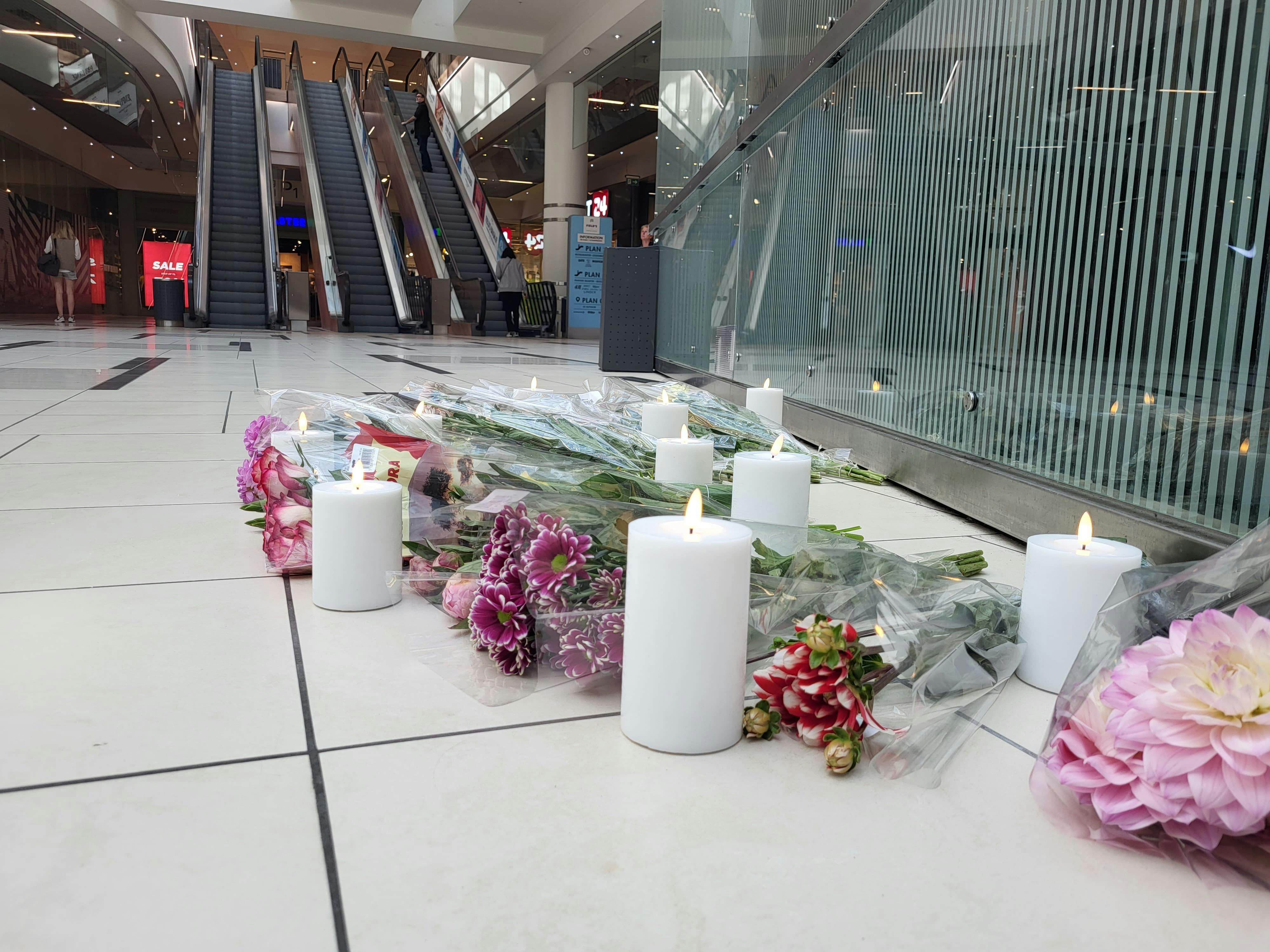 Blomster og lys pryder gulvet i Field's. 