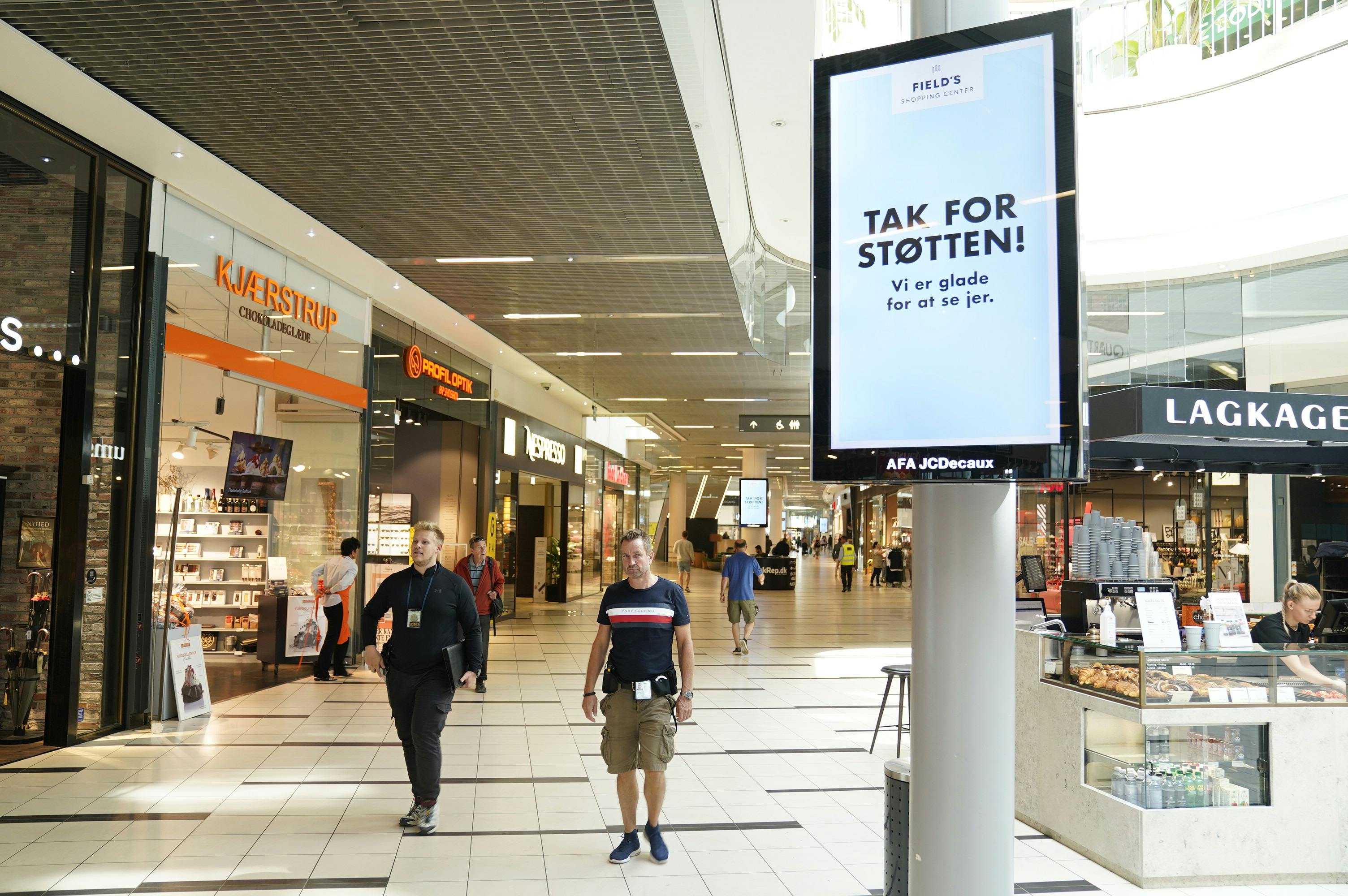 Field's slog mandag den 11. juli dørene op til de første kunder efter skyderiet, der fandt sted søndag den 3. juli. Field's takkede på plakater for den støtte, der er strømmet ind til centret.
