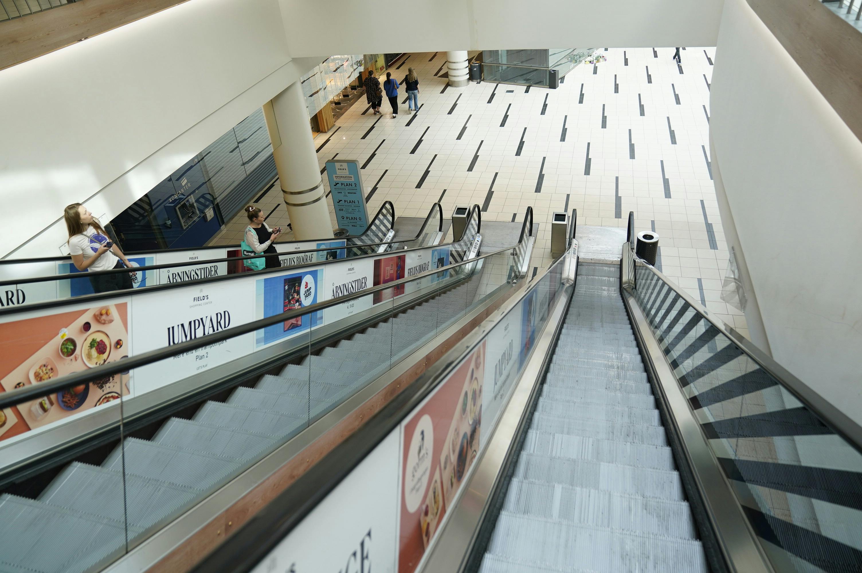 De første kunder er på vej tilbage til Field's. 