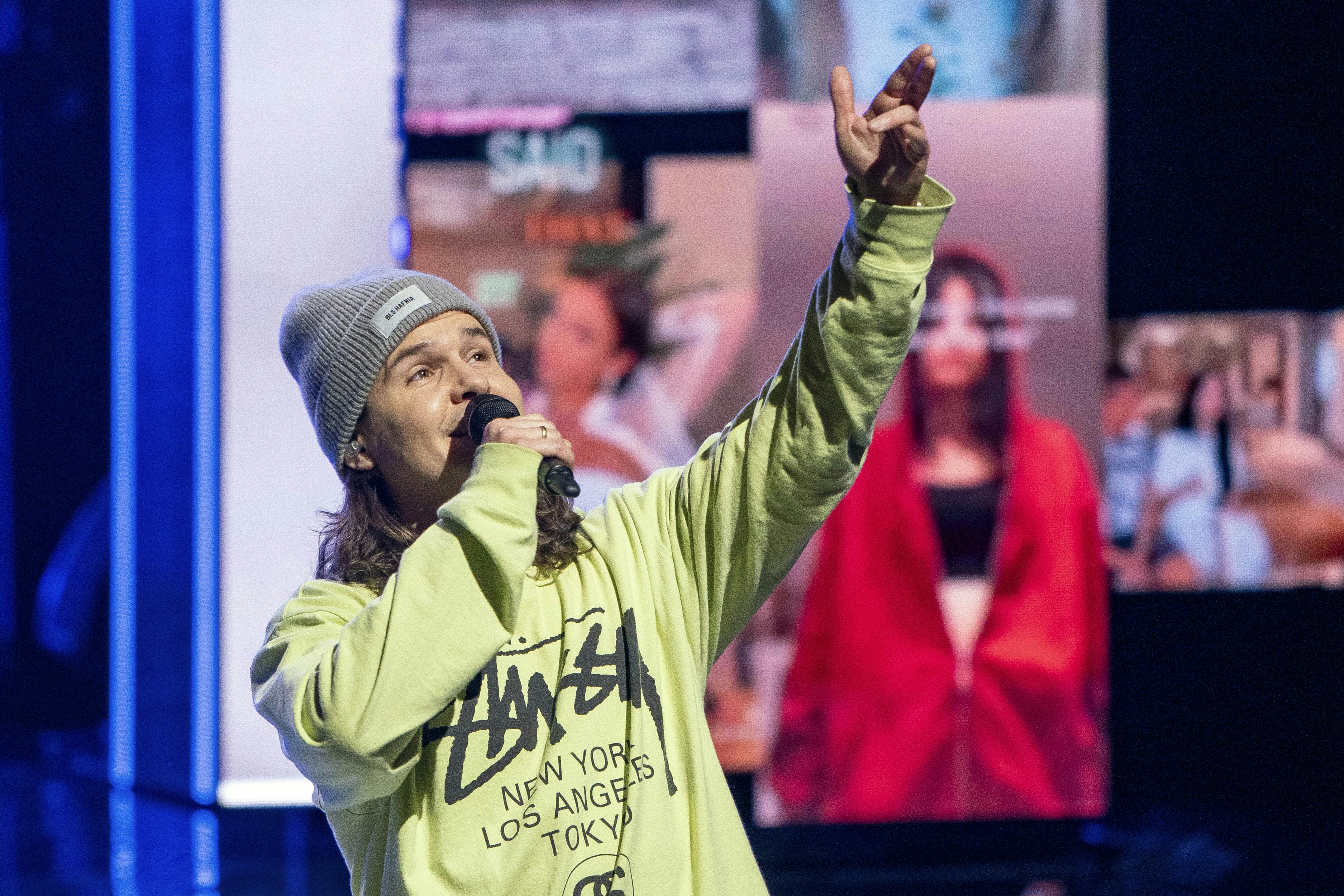 Der er gang i butikken hos Lukas Graham.
